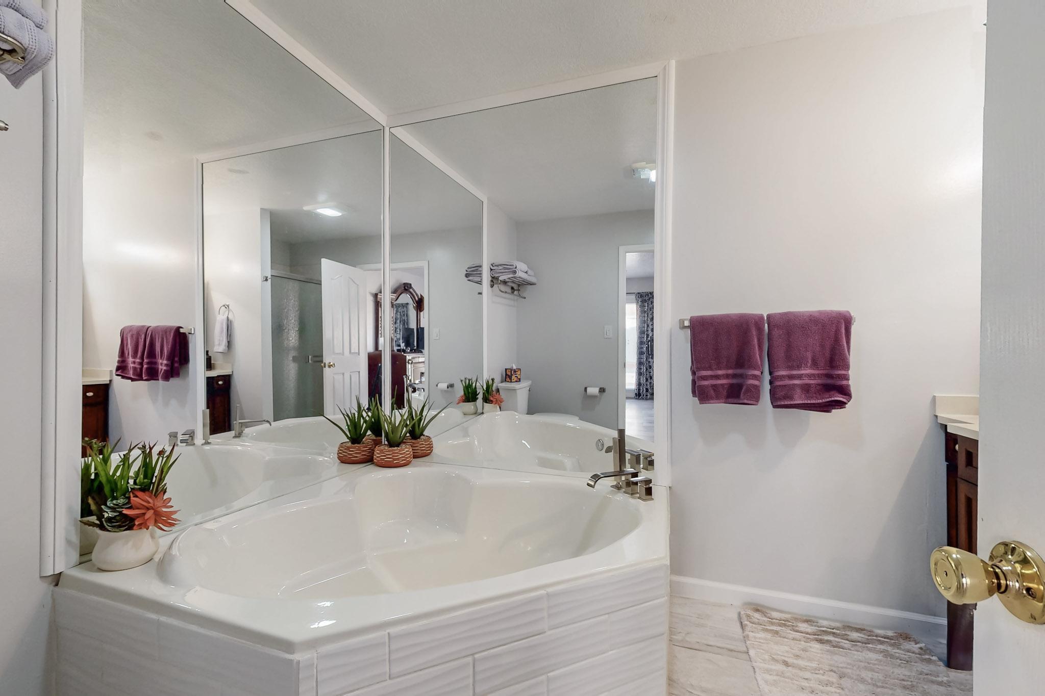 5417 EL ENCANTO Place NE