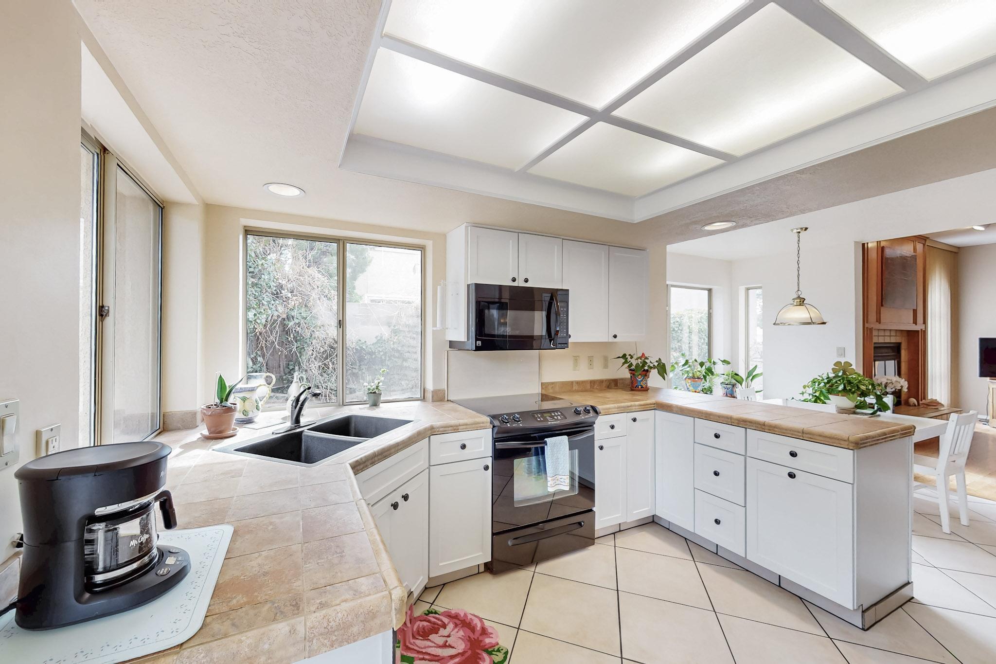 5720 PAPAYA Place NE