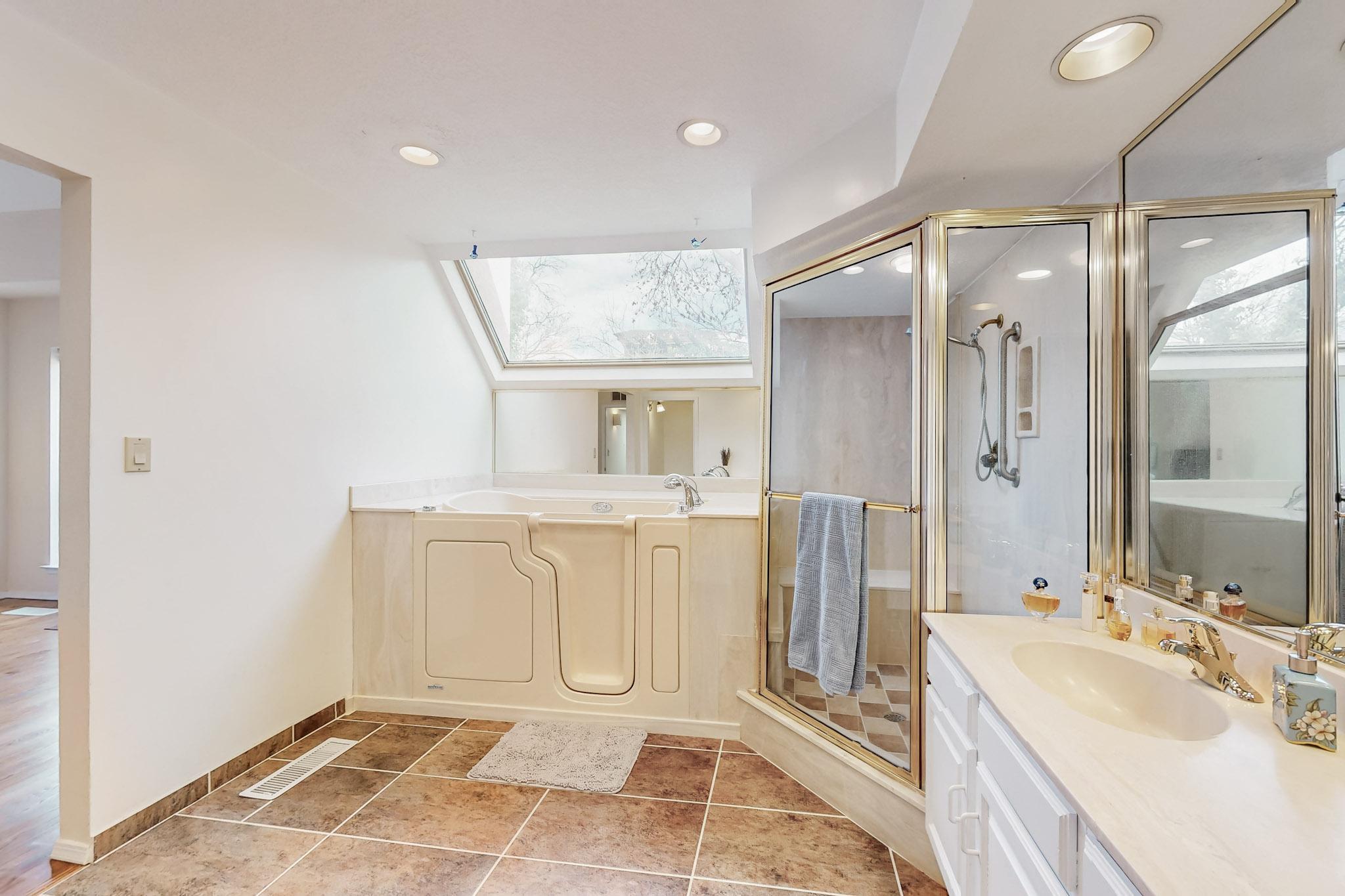 5720 PAPAYA Place NE