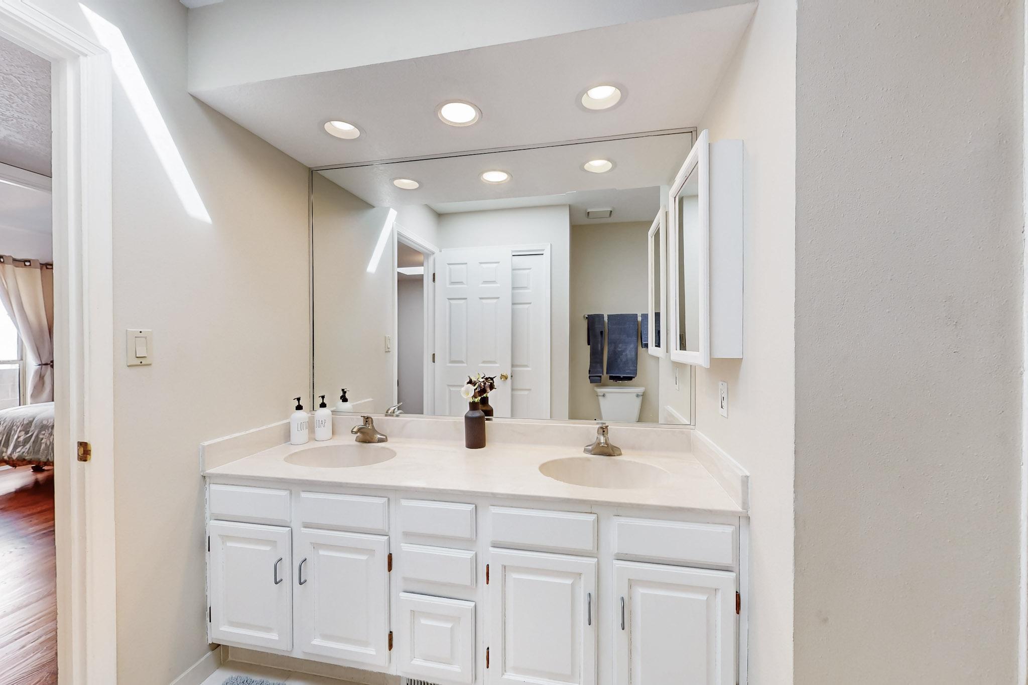 5720 PAPAYA Place NE