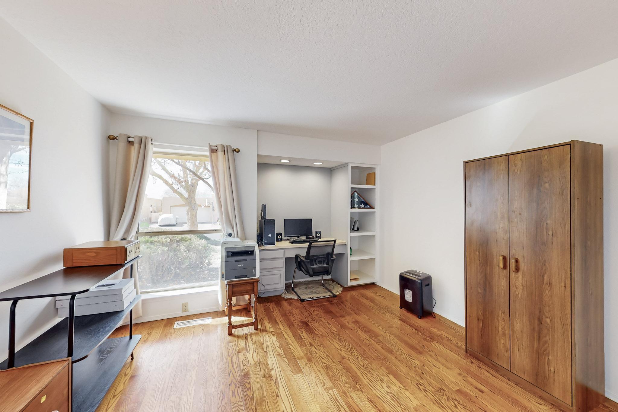 5720 PAPAYA Place NE