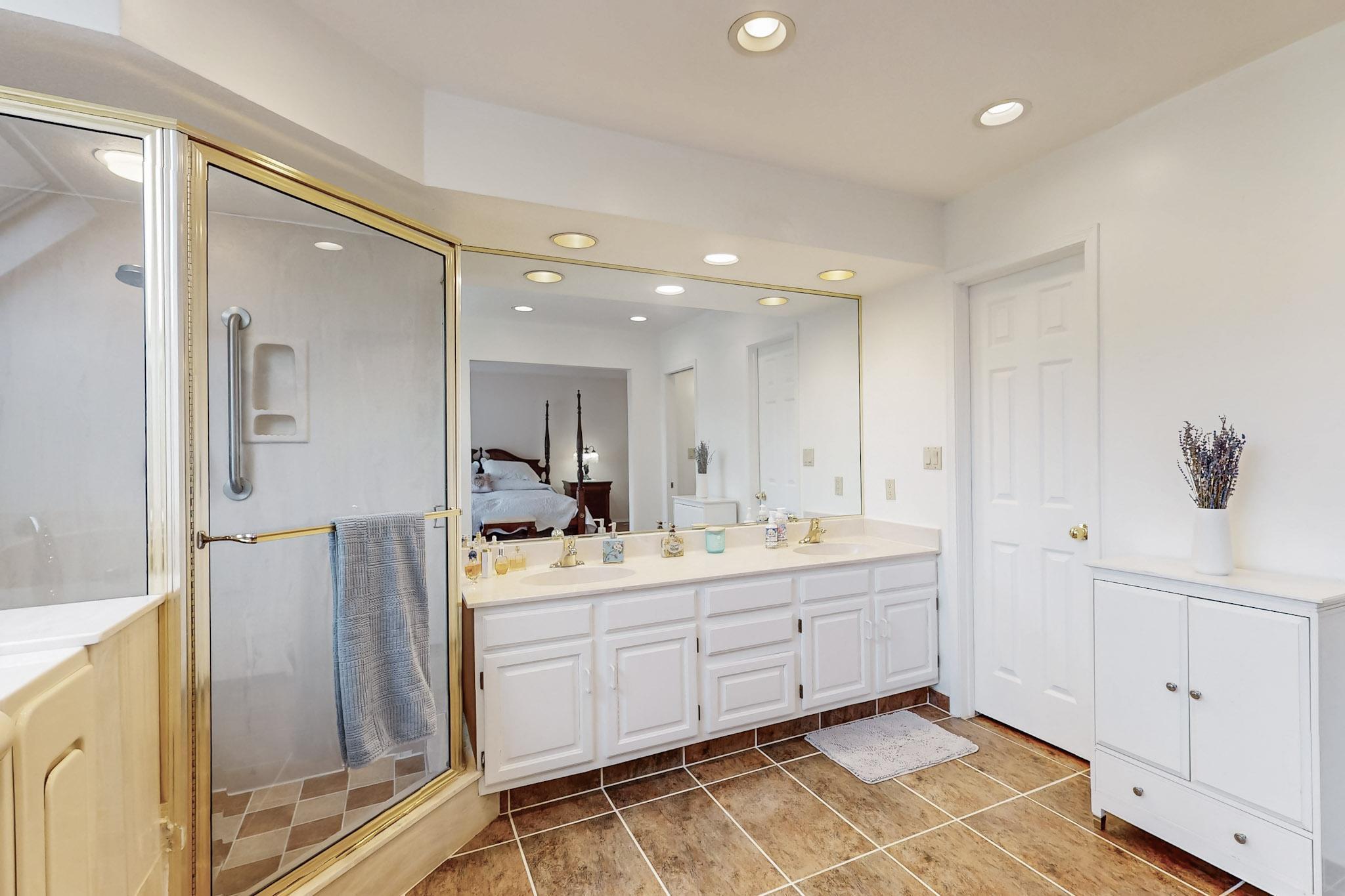 5720 PAPAYA Place NE