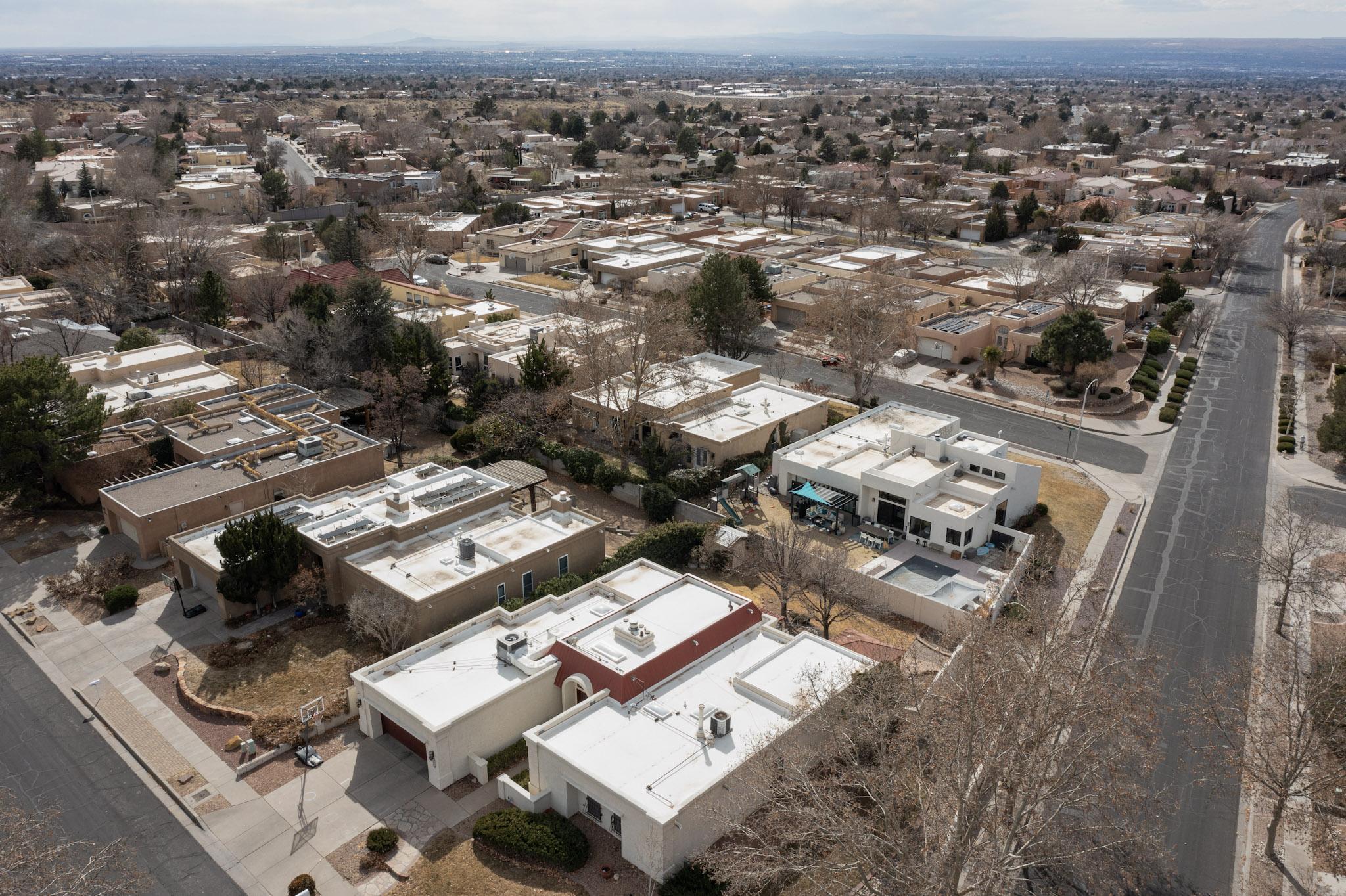 5720 PAPAYA Place NE