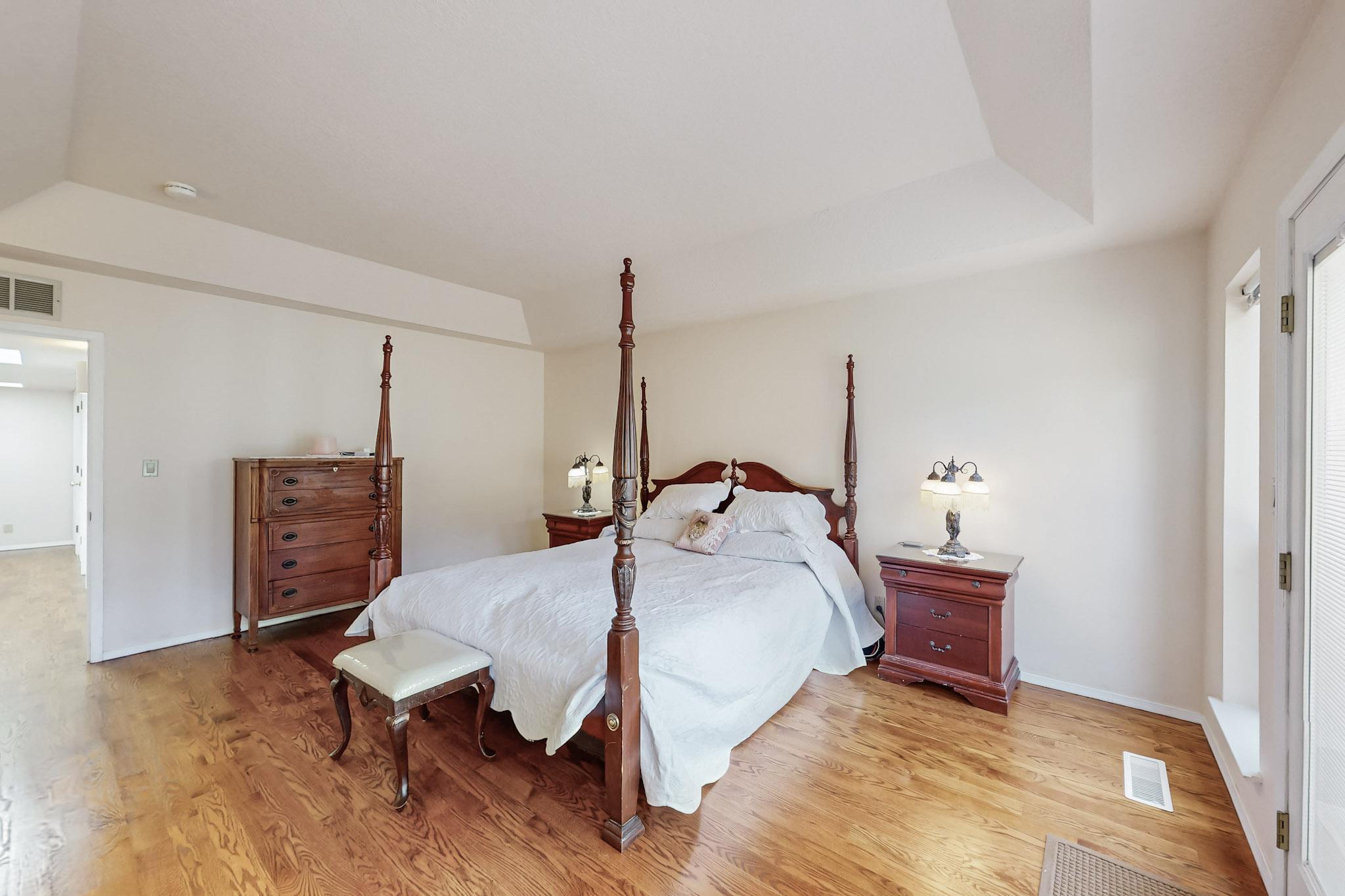 5720 PAPAYA Place NE