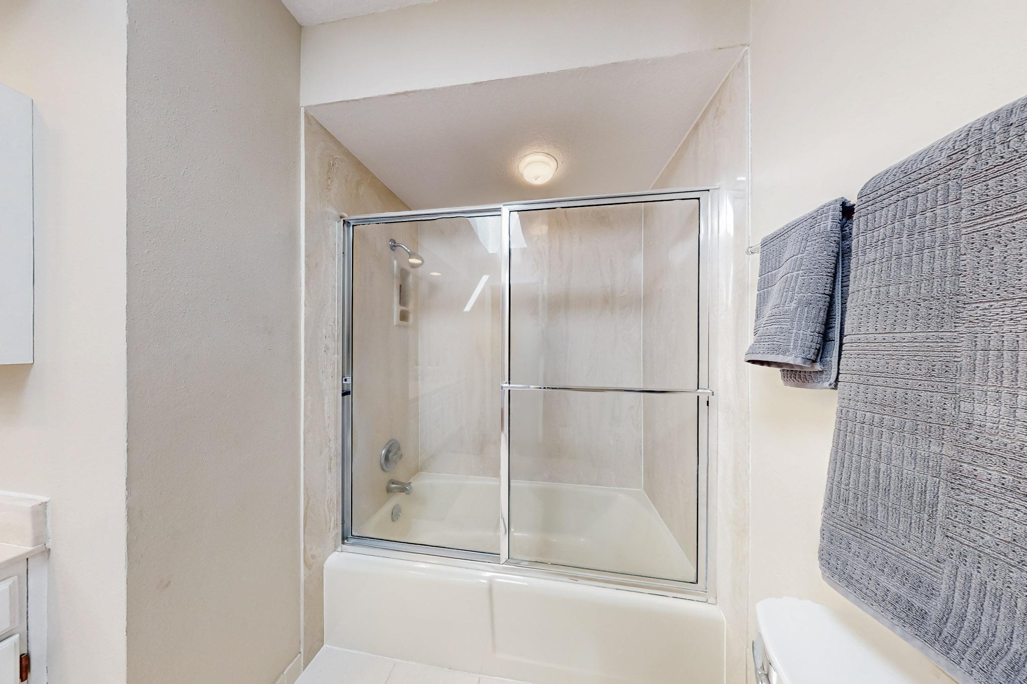 5720 PAPAYA Place NE