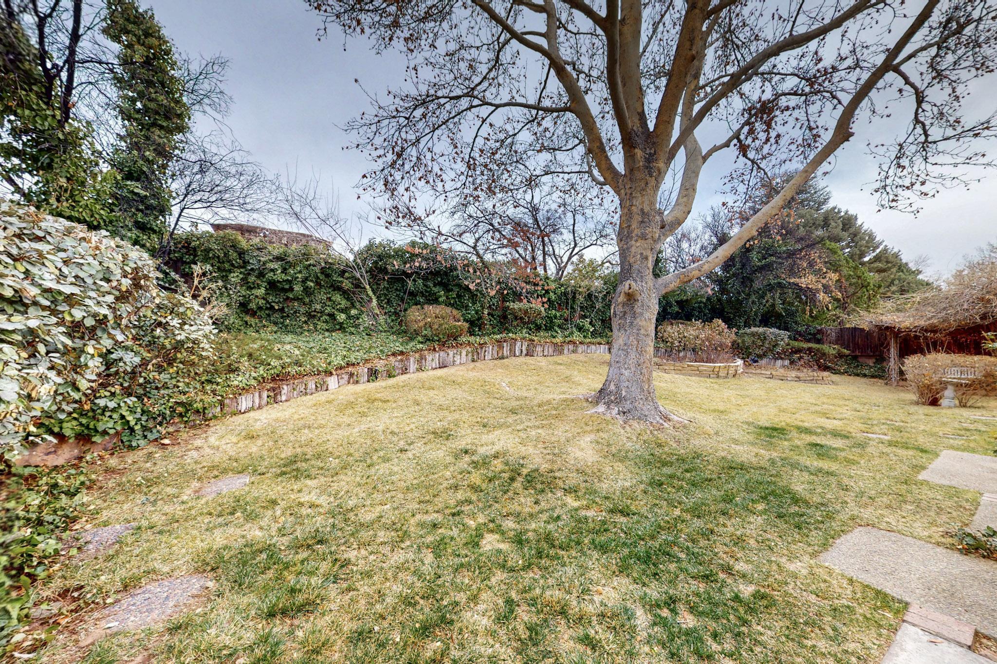 5720 PAPAYA Place NE