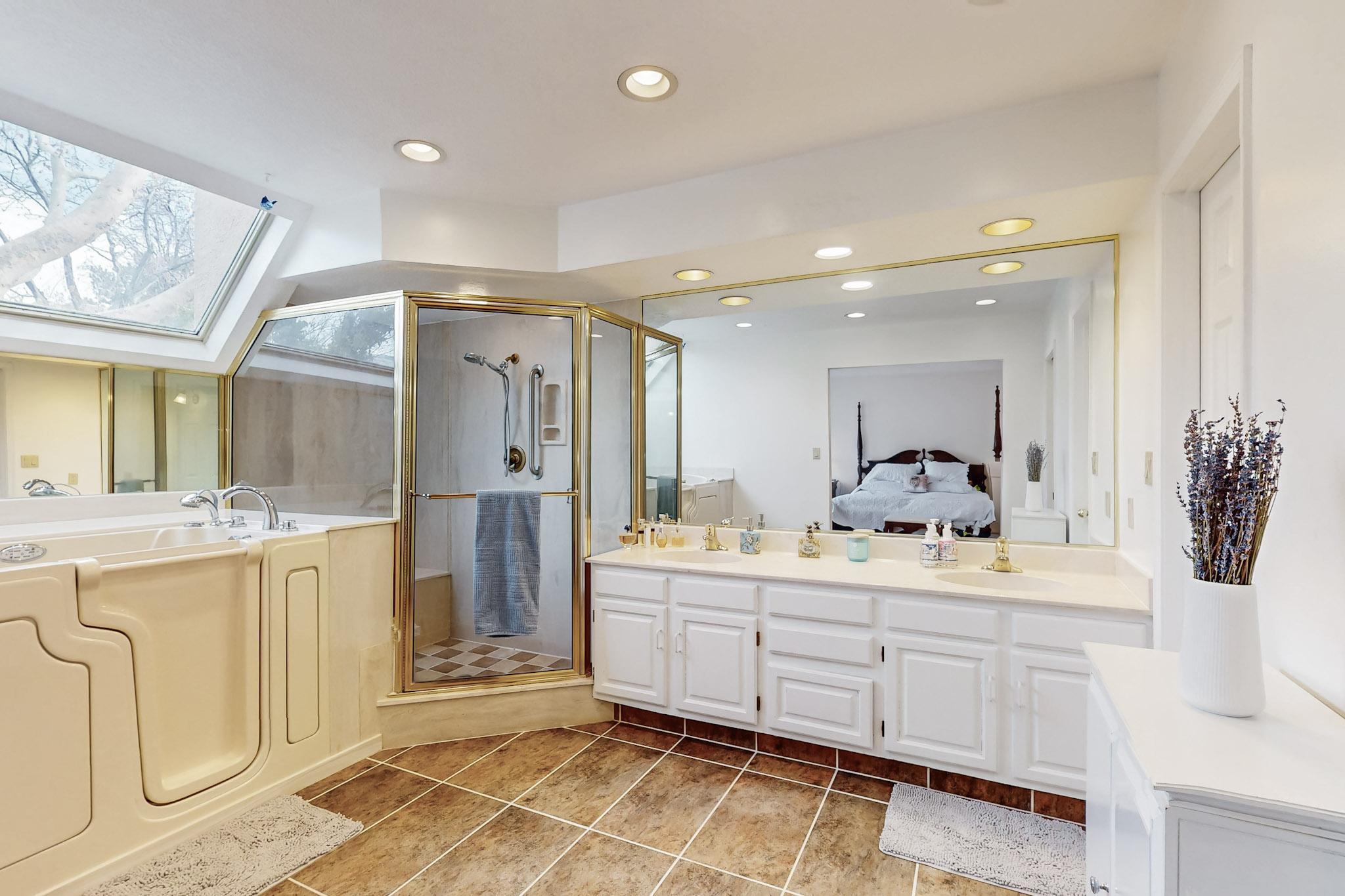 5720 PAPAYA Place NE