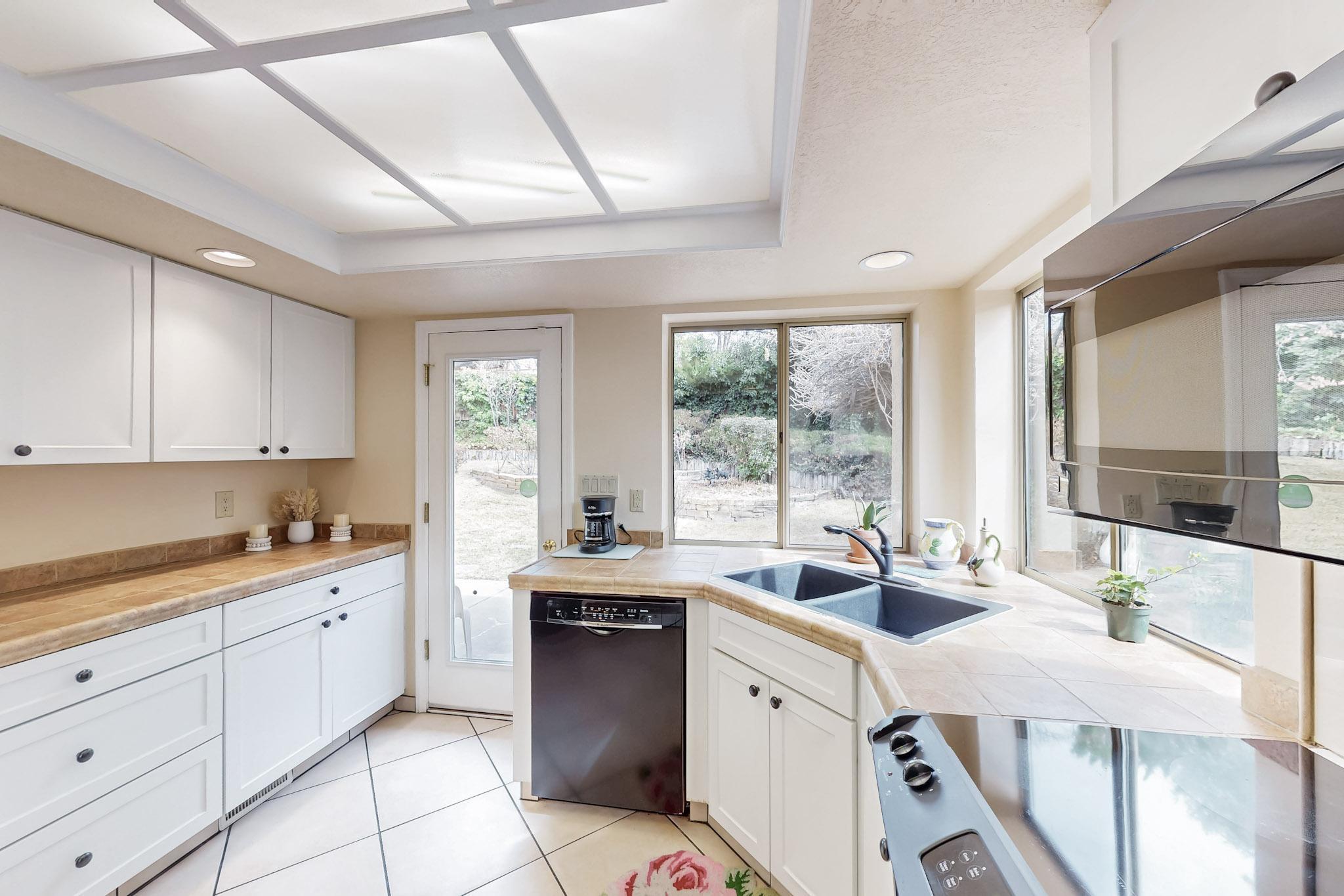 5720 PAPAYA Place NE