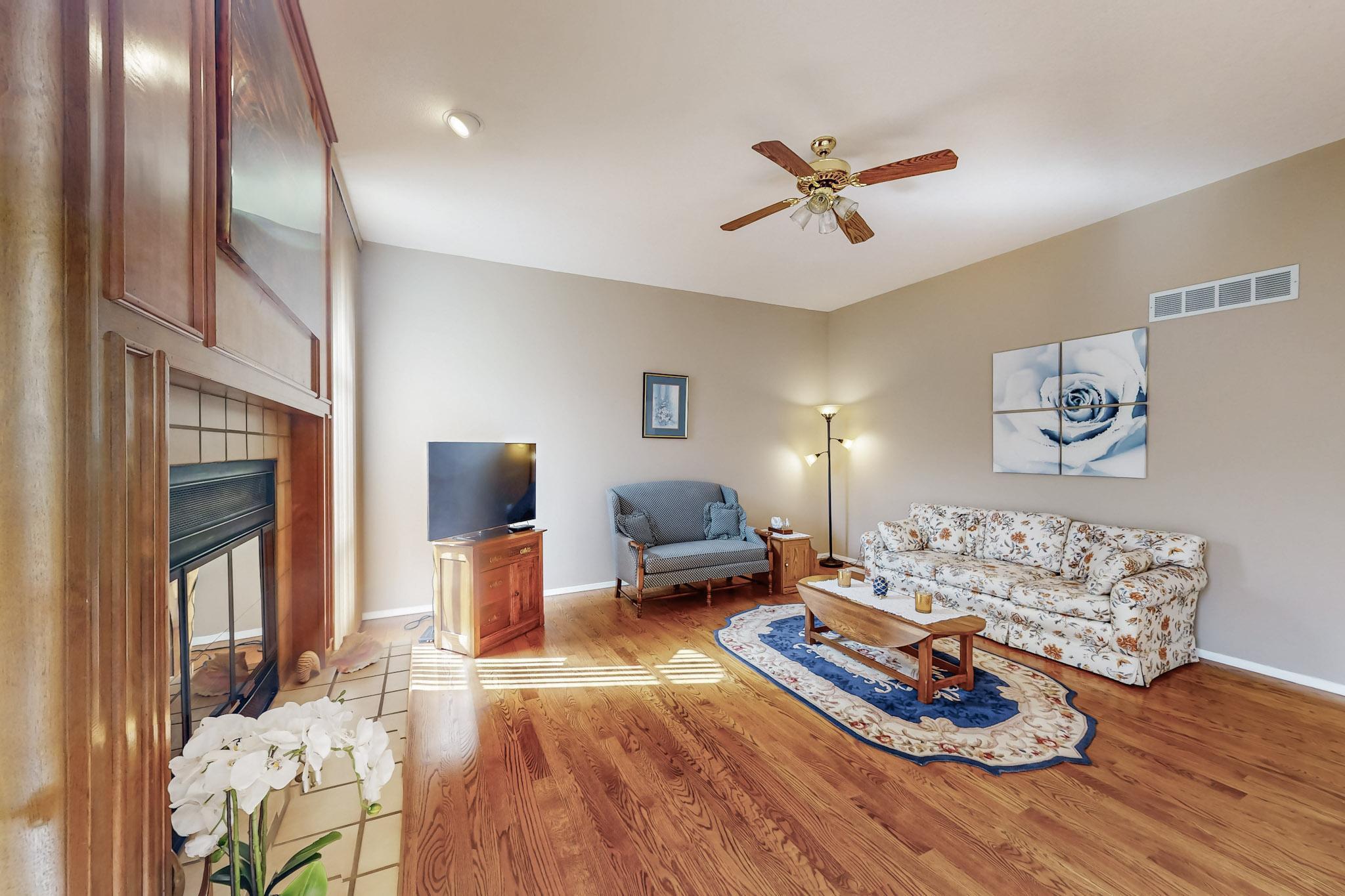 5720 PAPAYA Place NE