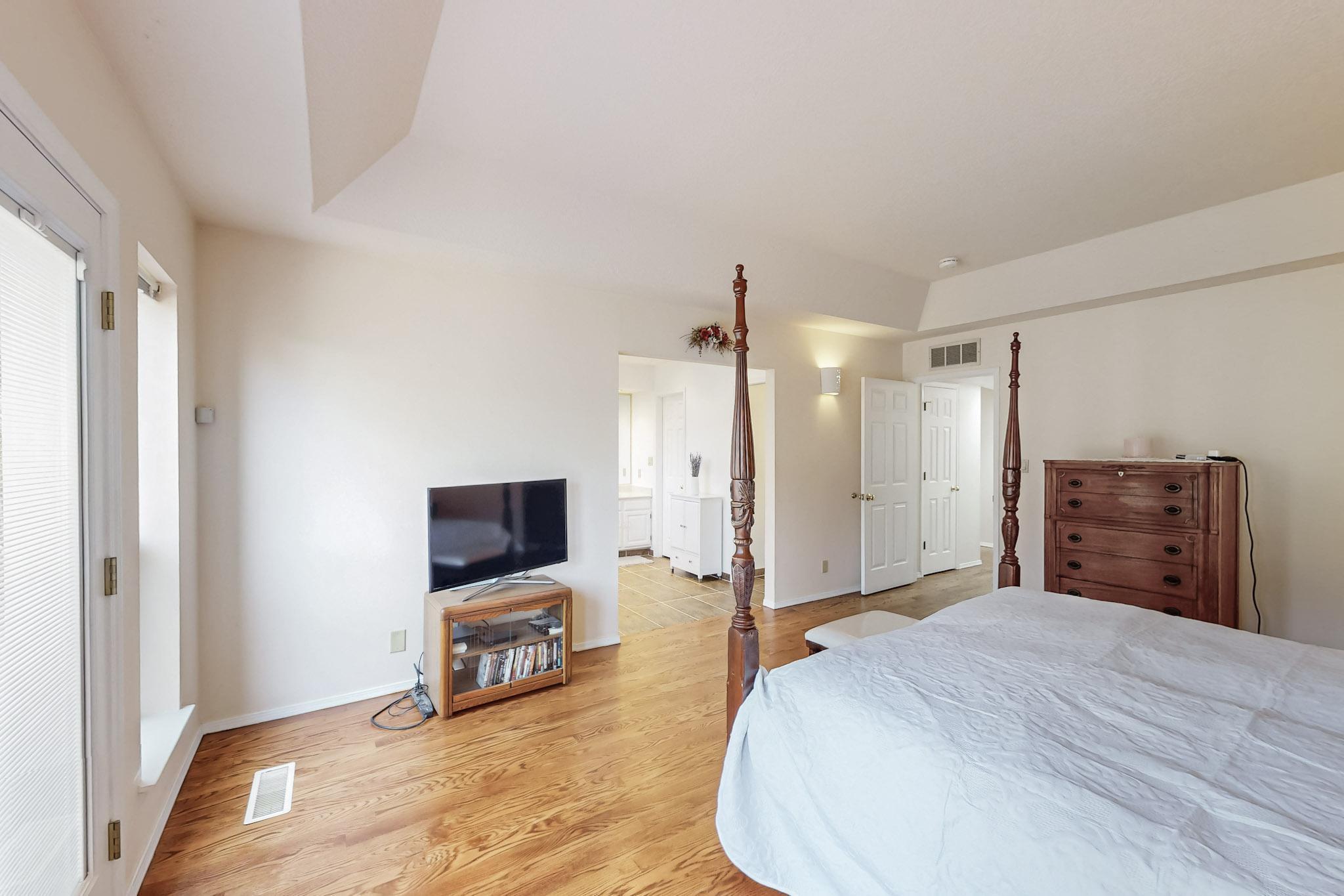 5720 PAPAYA Place NE