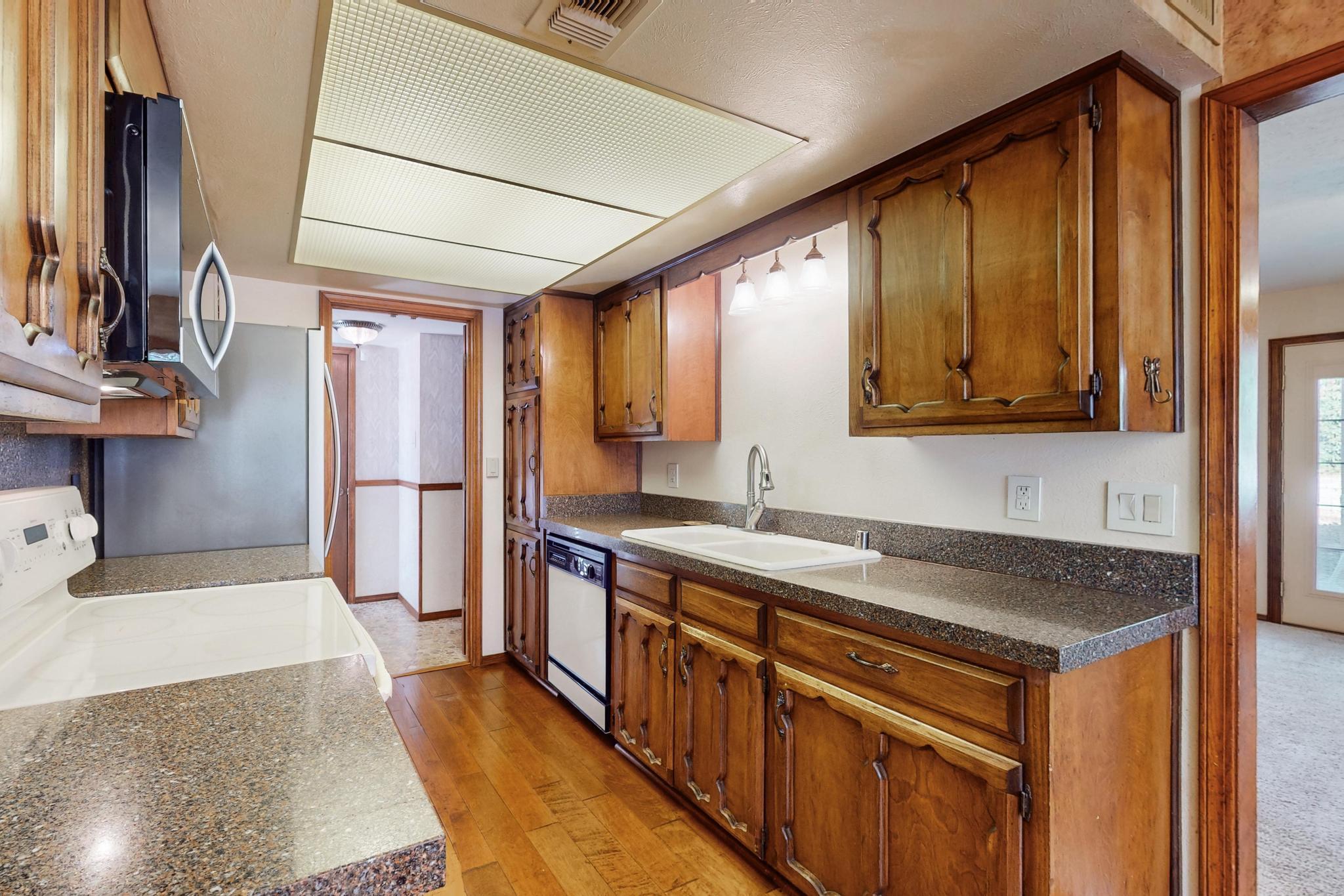 7220 CAPITOL Drive NE