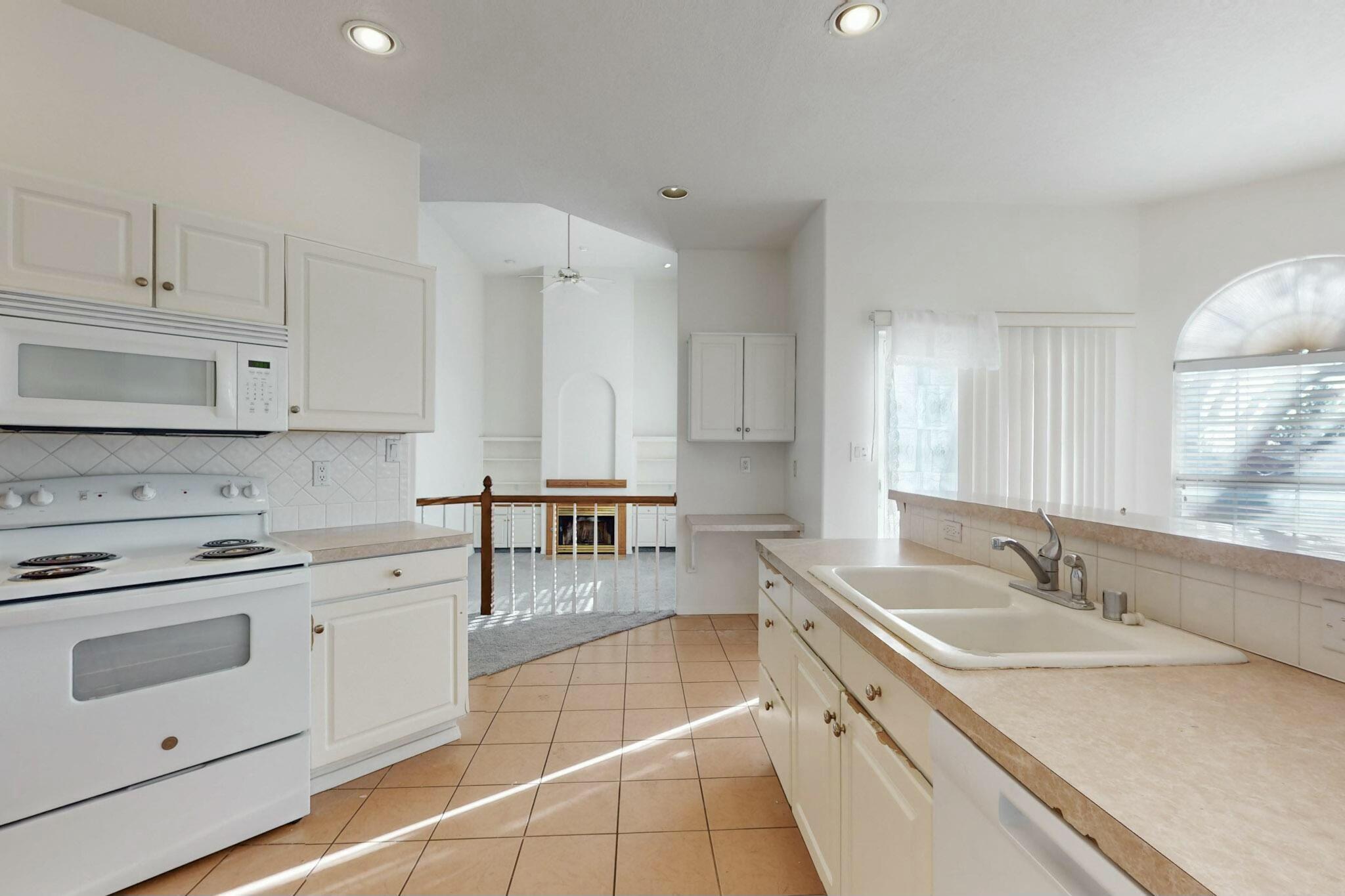 7405 COACHMAN Street NE