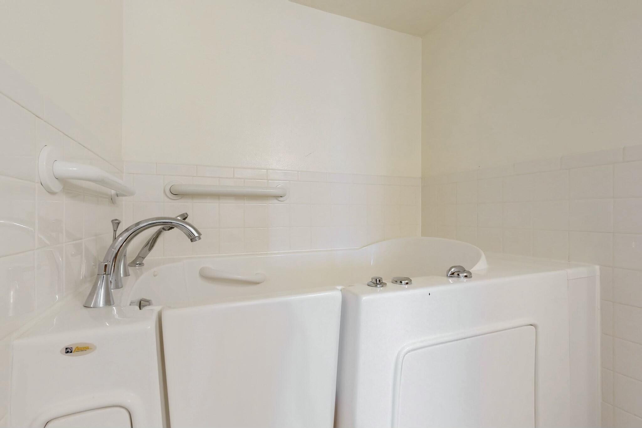 6825 AUGUSTA HILLS Drive NE