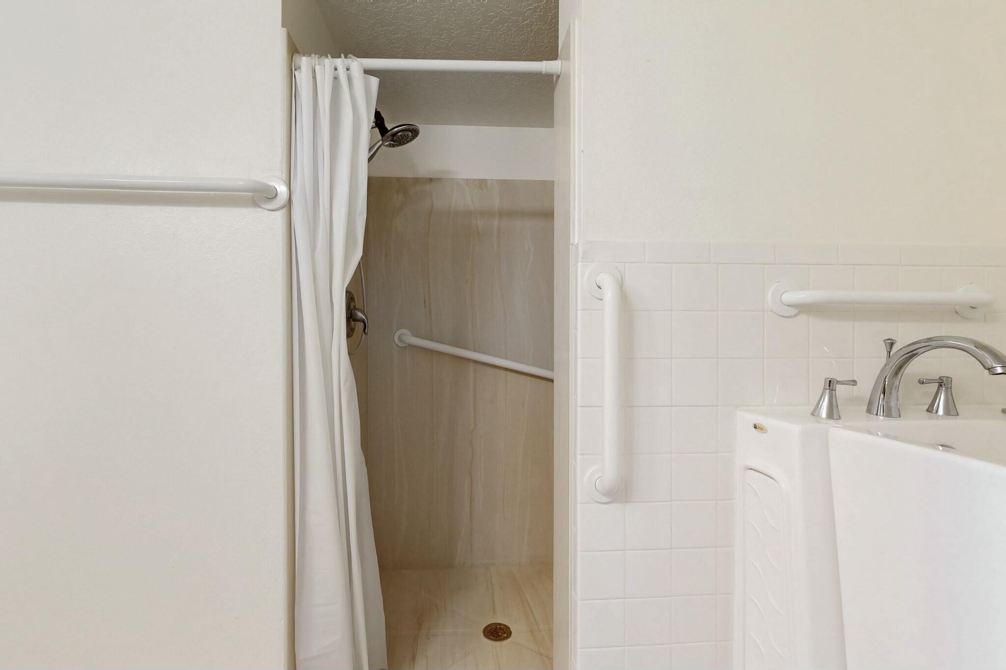 6825 AUGUSTA HILLS Drive NE