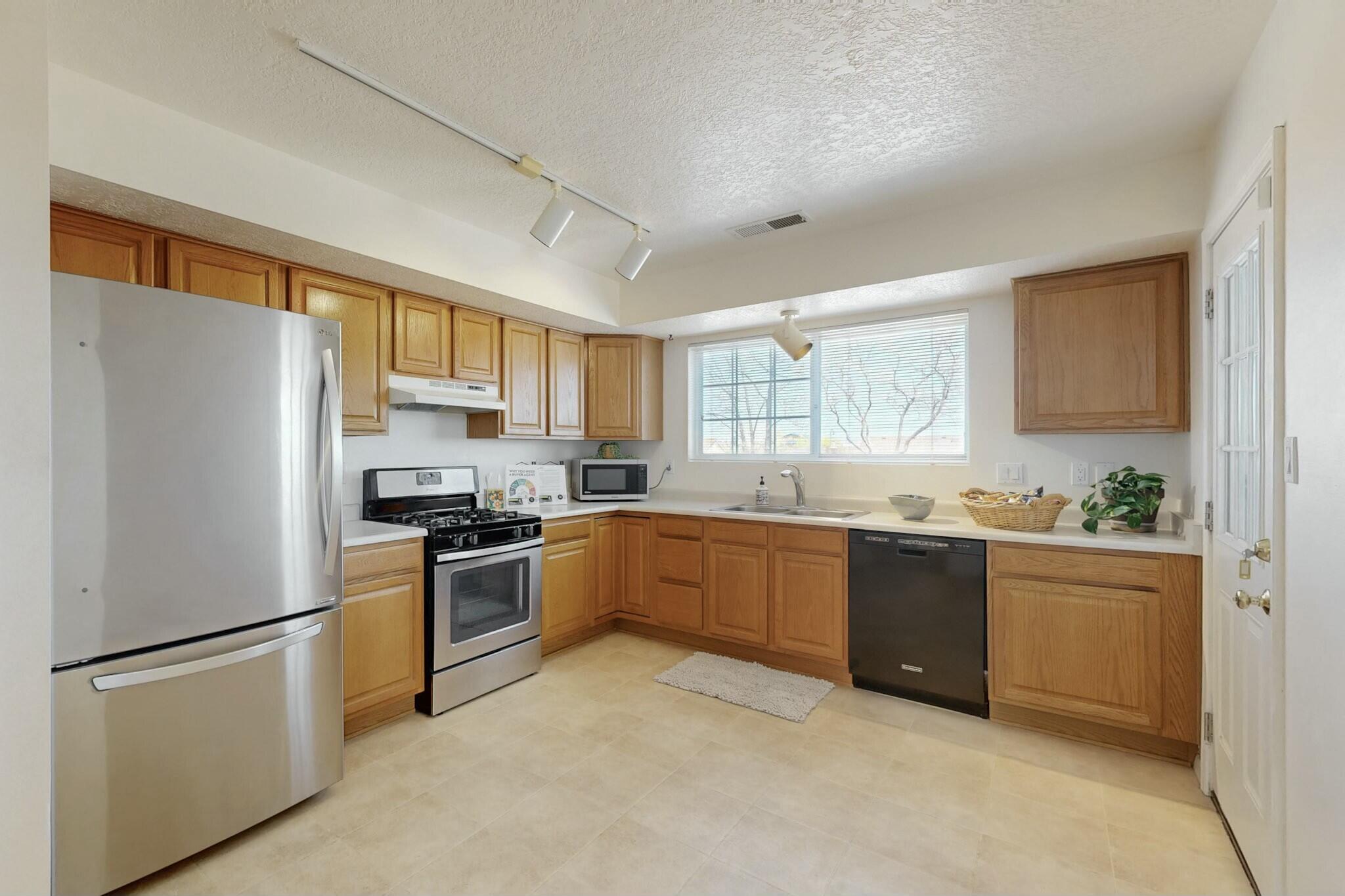 6825 AUGUSTA HILLS Drive NE