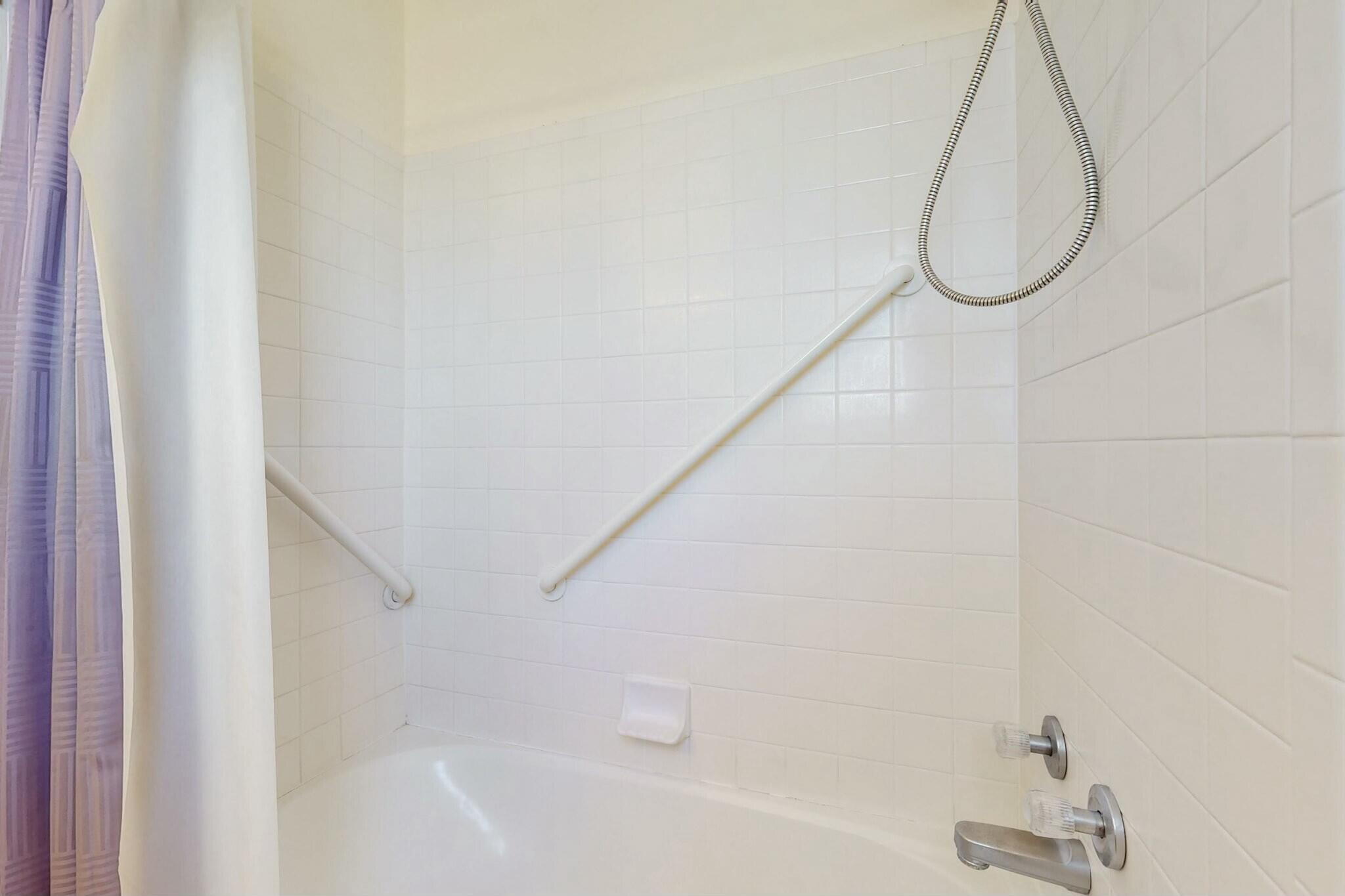 6825 AUGUSTA HILLS Drive NE