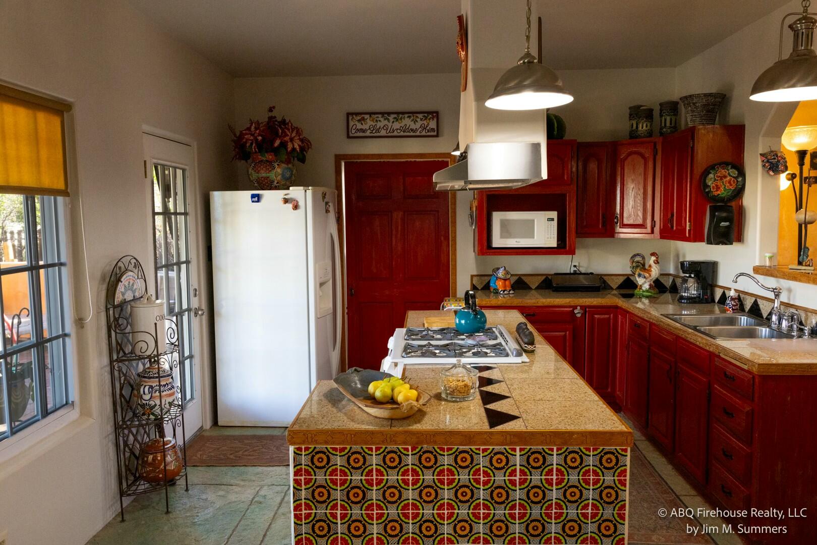 1023 ESPEJO Street NE