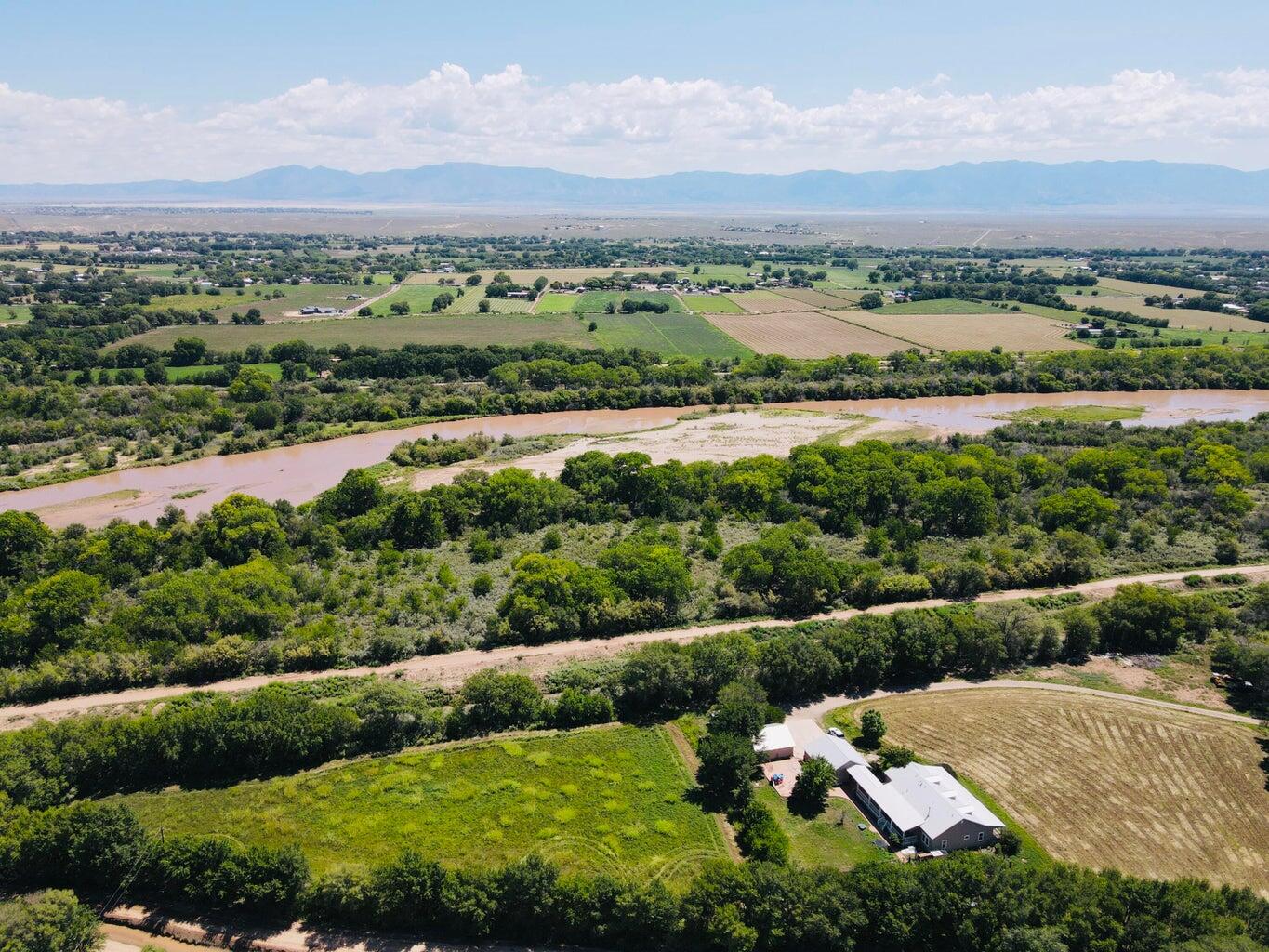 91 Camino de los Chavez