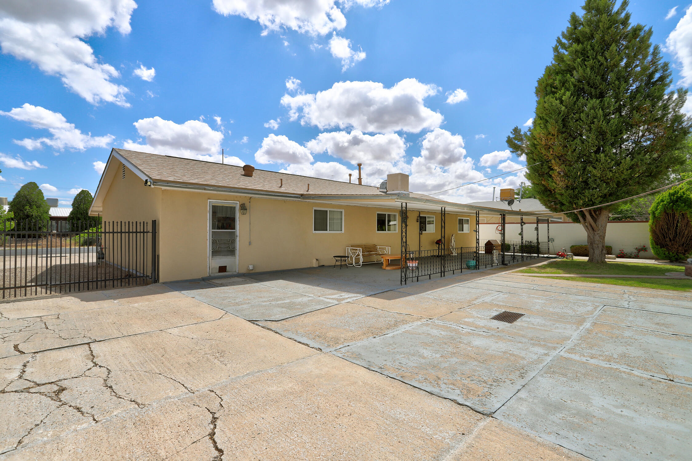 2807 DESERT GARDENS Lane SW