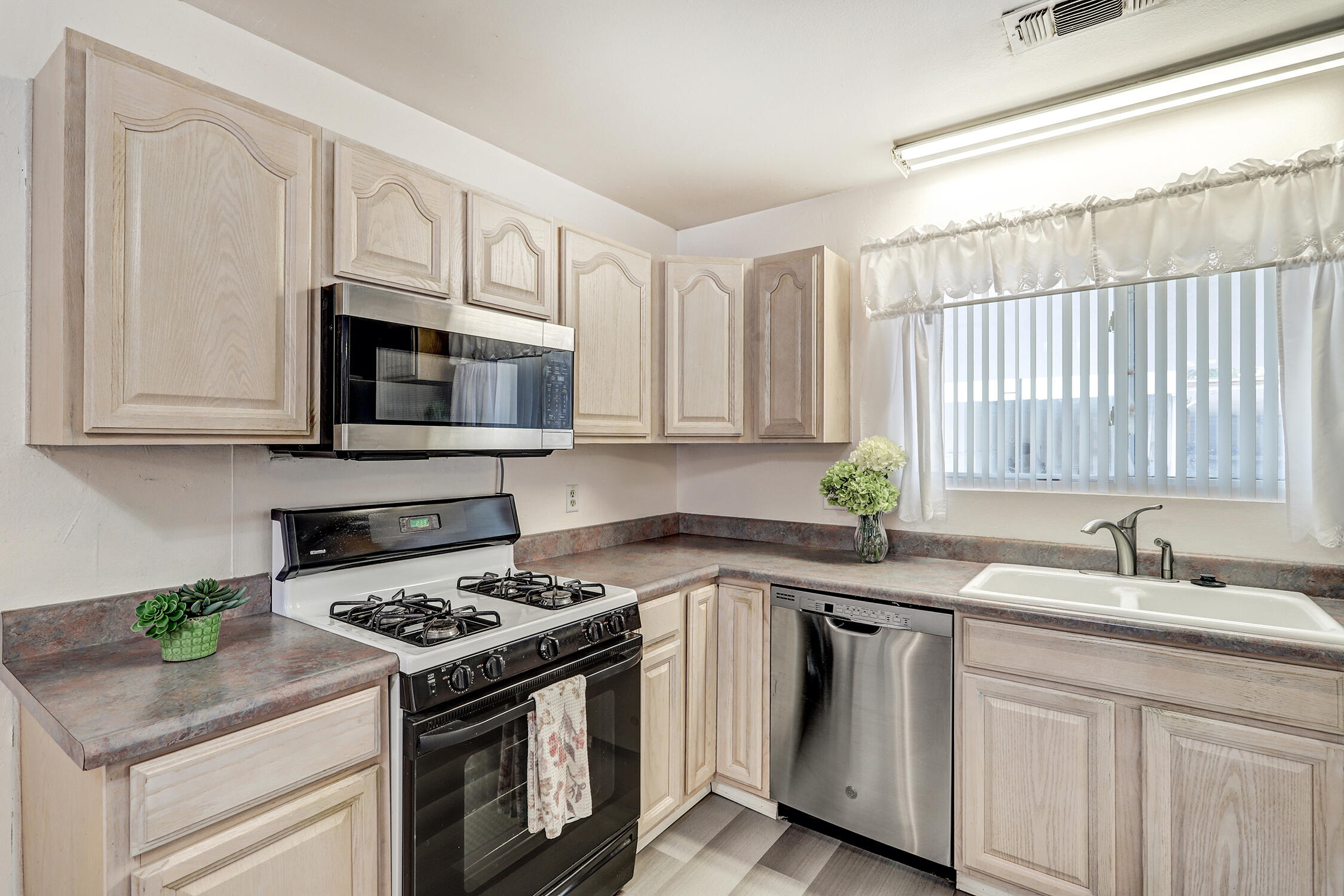 2807 DESERT GARDENS Lane SW