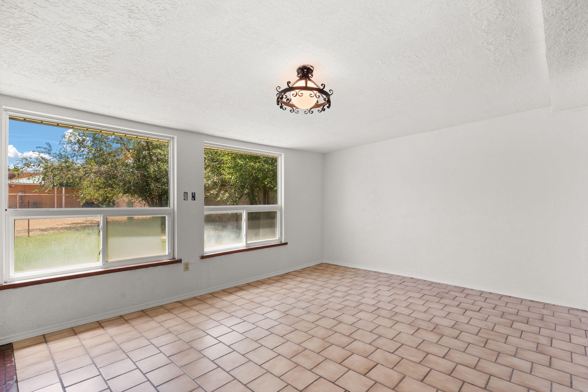 588 El Pueblo Road NW