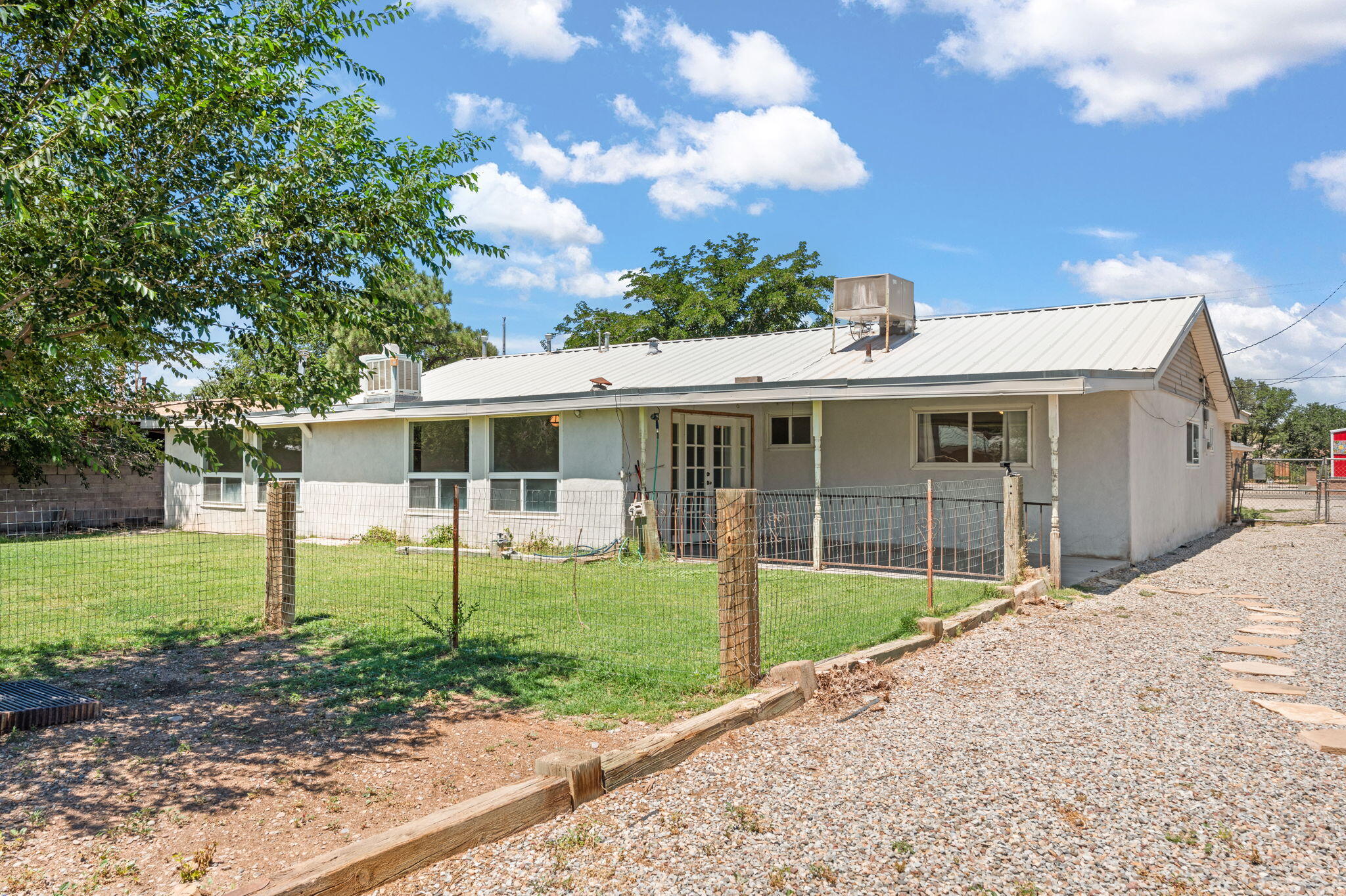 588 El Pueblo Road NW