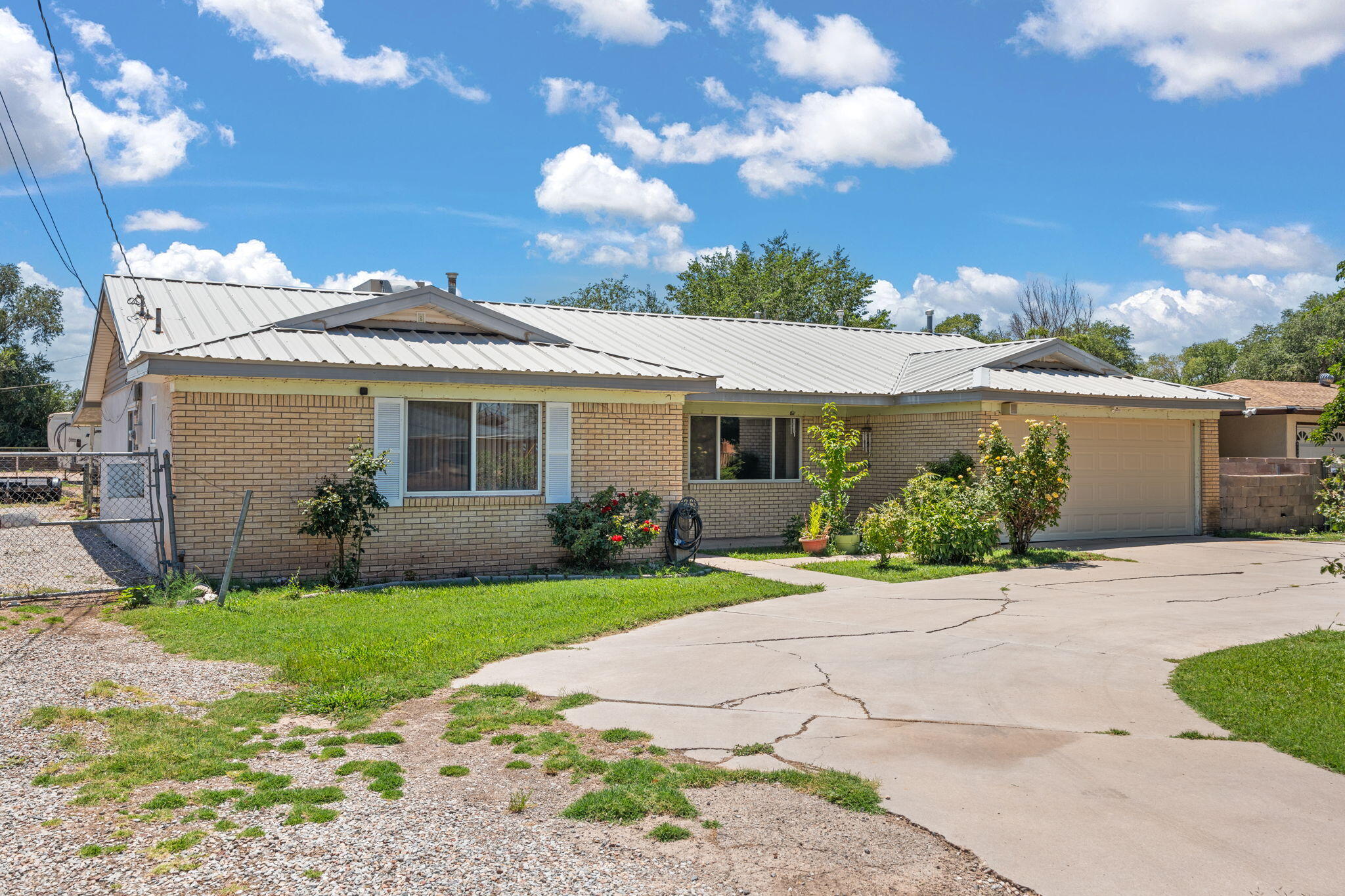 588 El Pueblo Road NW