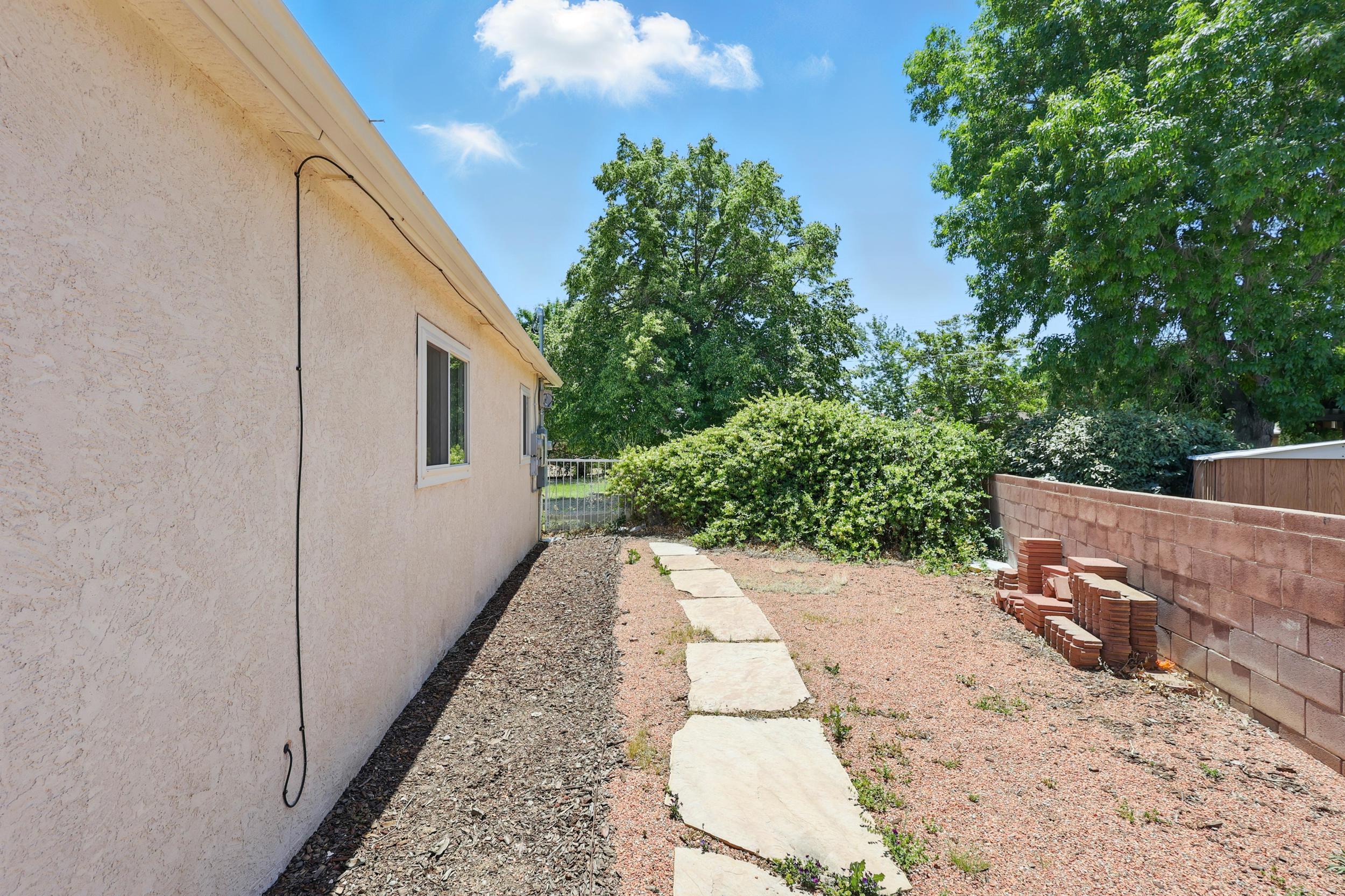 9722 APACHE Avenue NE