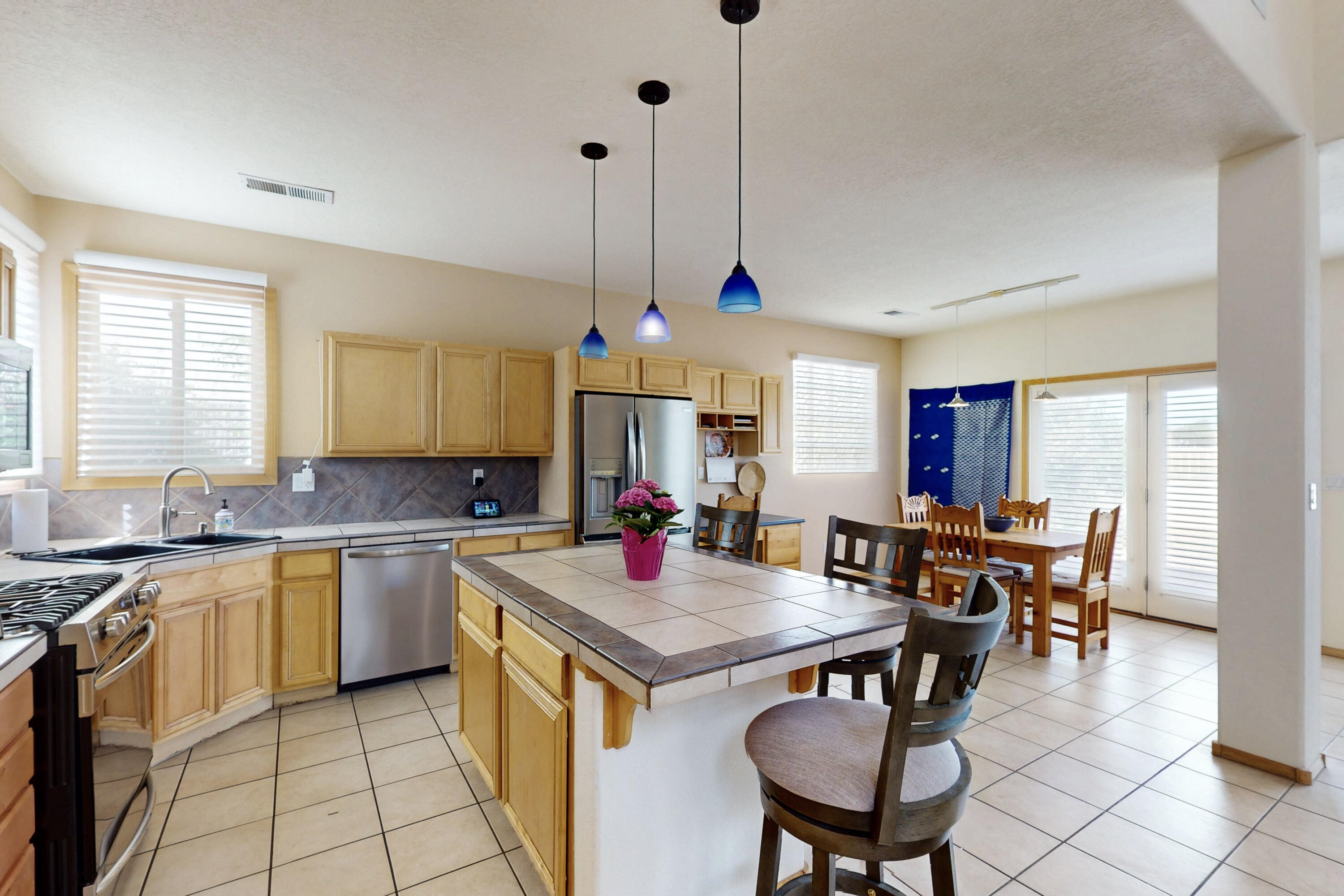 653 RENAISSANCE Loop SE