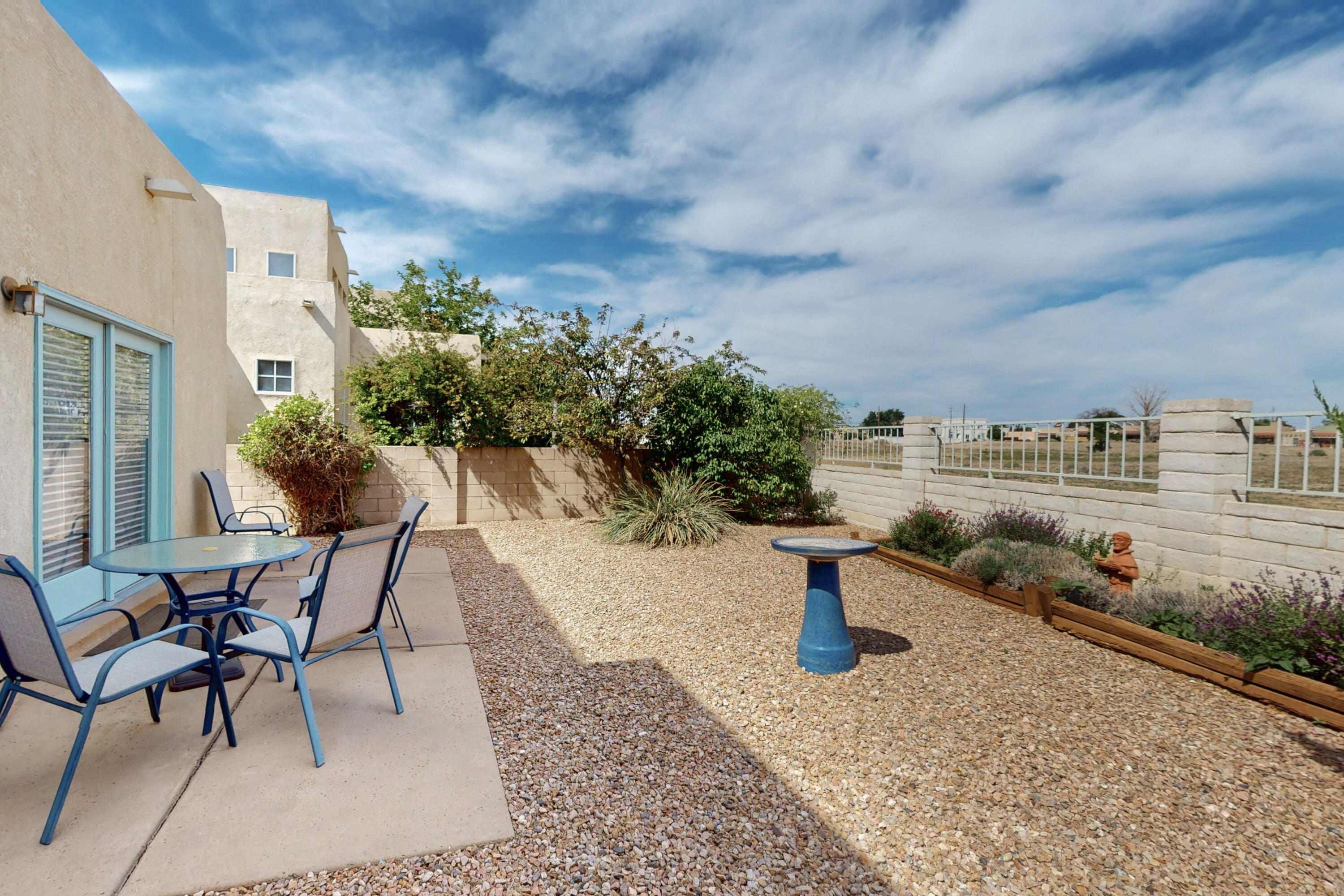 653 RENAISSANCE Loop SE