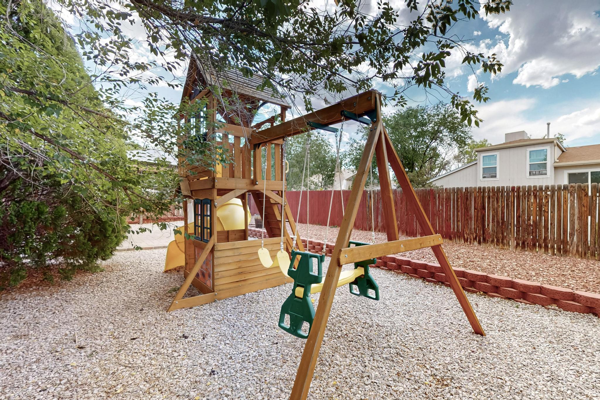 1375 GOLDEN EYE Loop NE