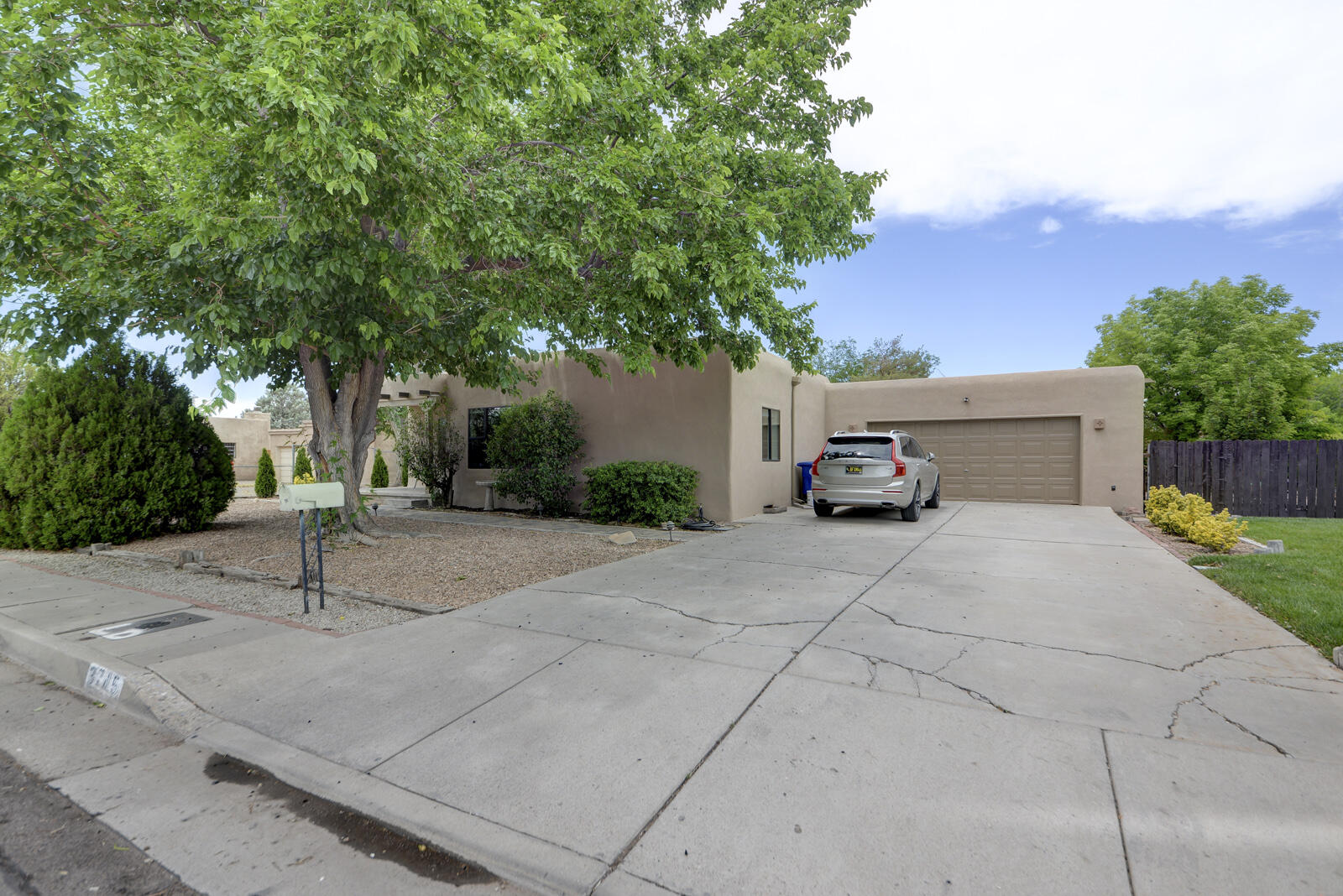 3745 MANCHESTER Drive NW