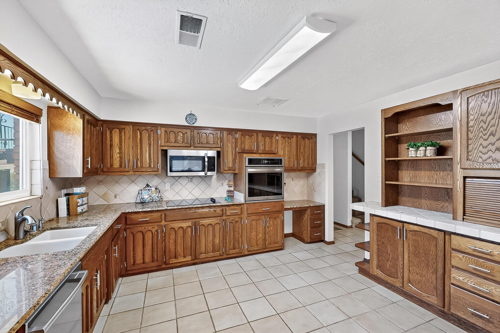 715 PARKSIDE Drive NE