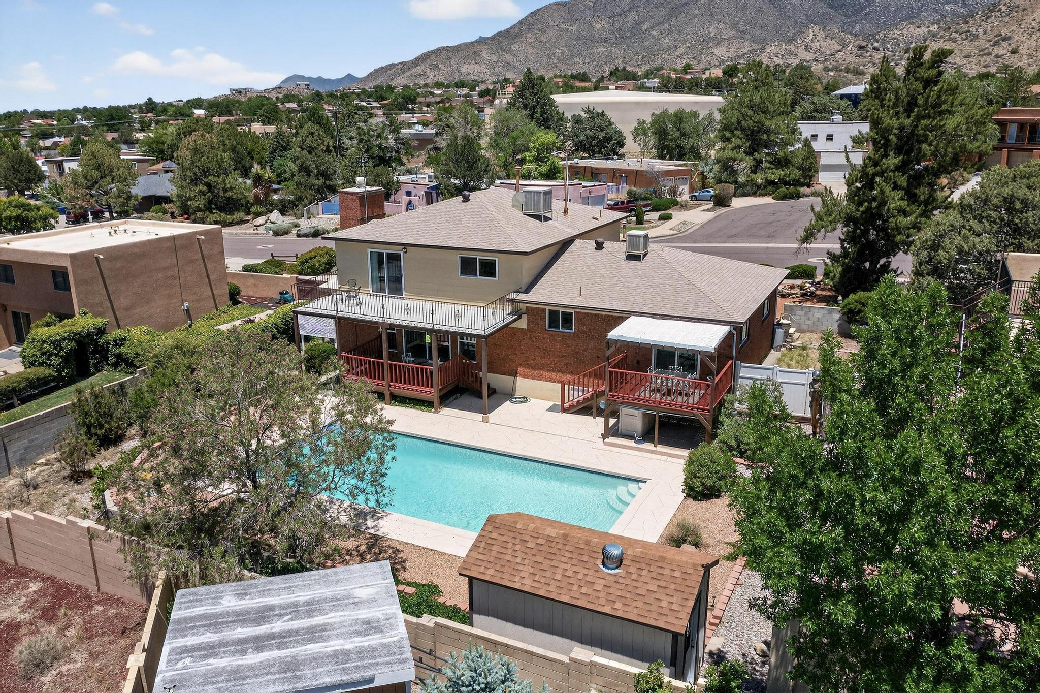 715 PARKSIDE Drive NE