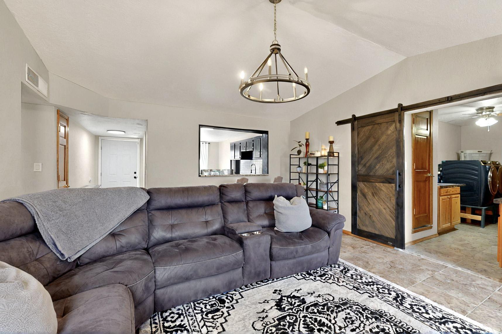 404 PECOS Loop SE