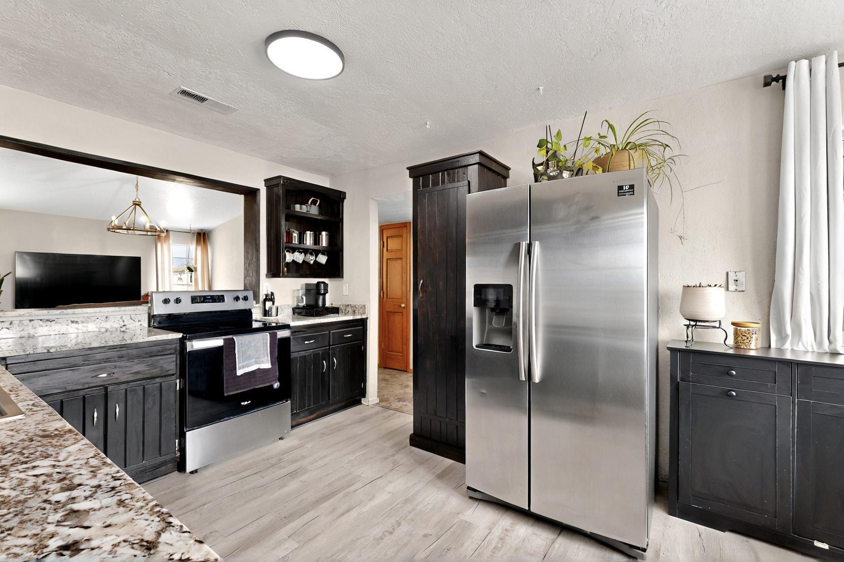 404 PECOS Loop SE