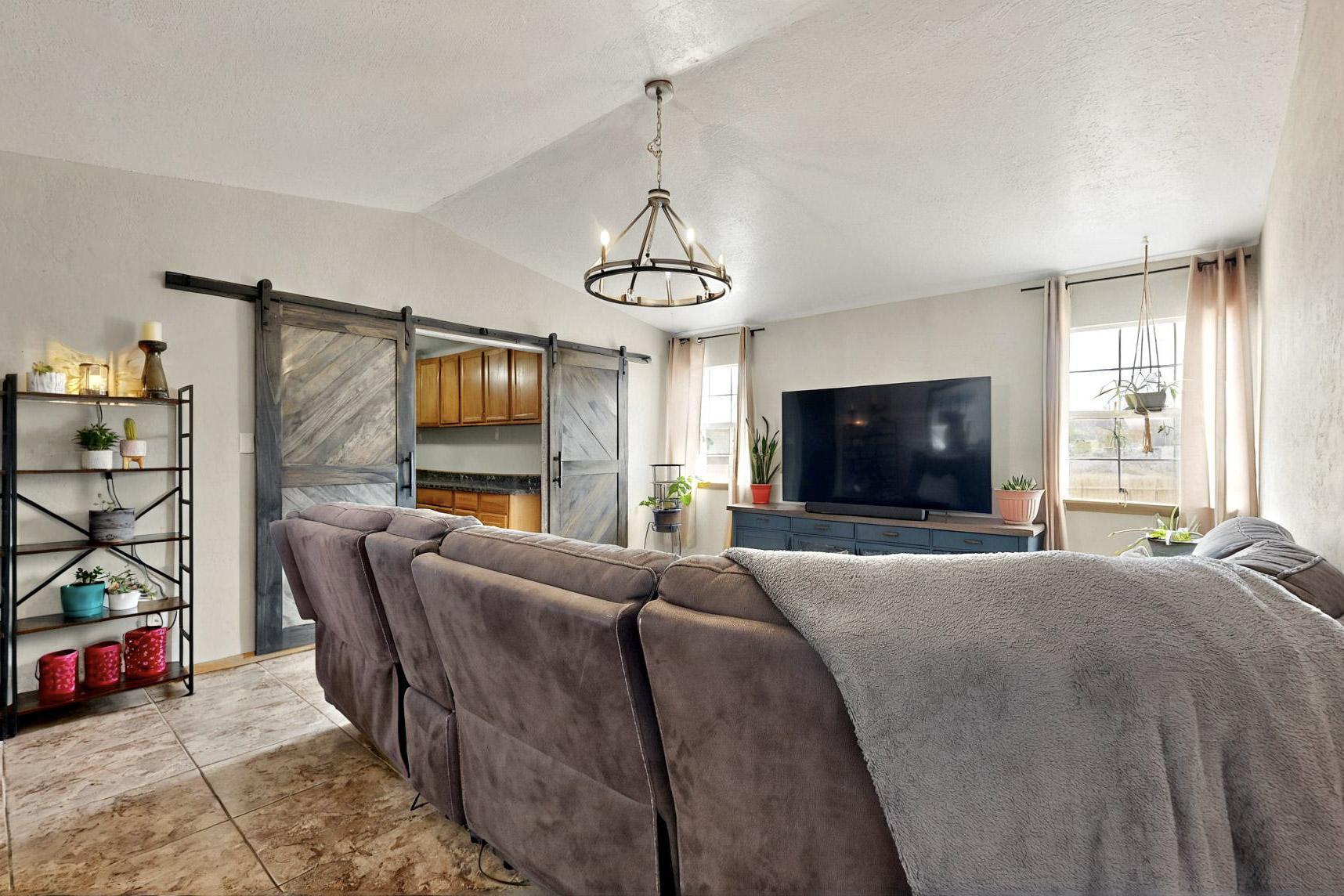 404 PECOS Loop SE