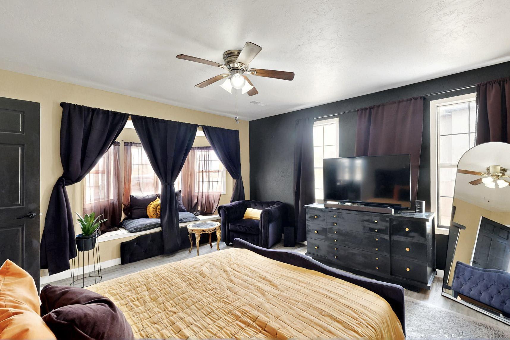 404 PECOS Loop SE