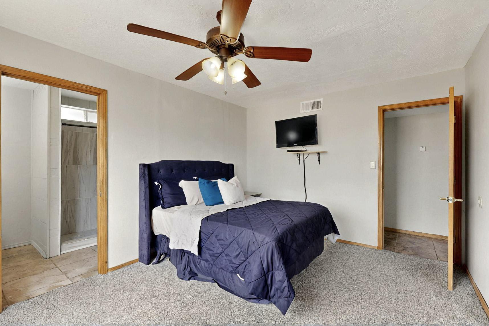 404 PECOS Loop SE