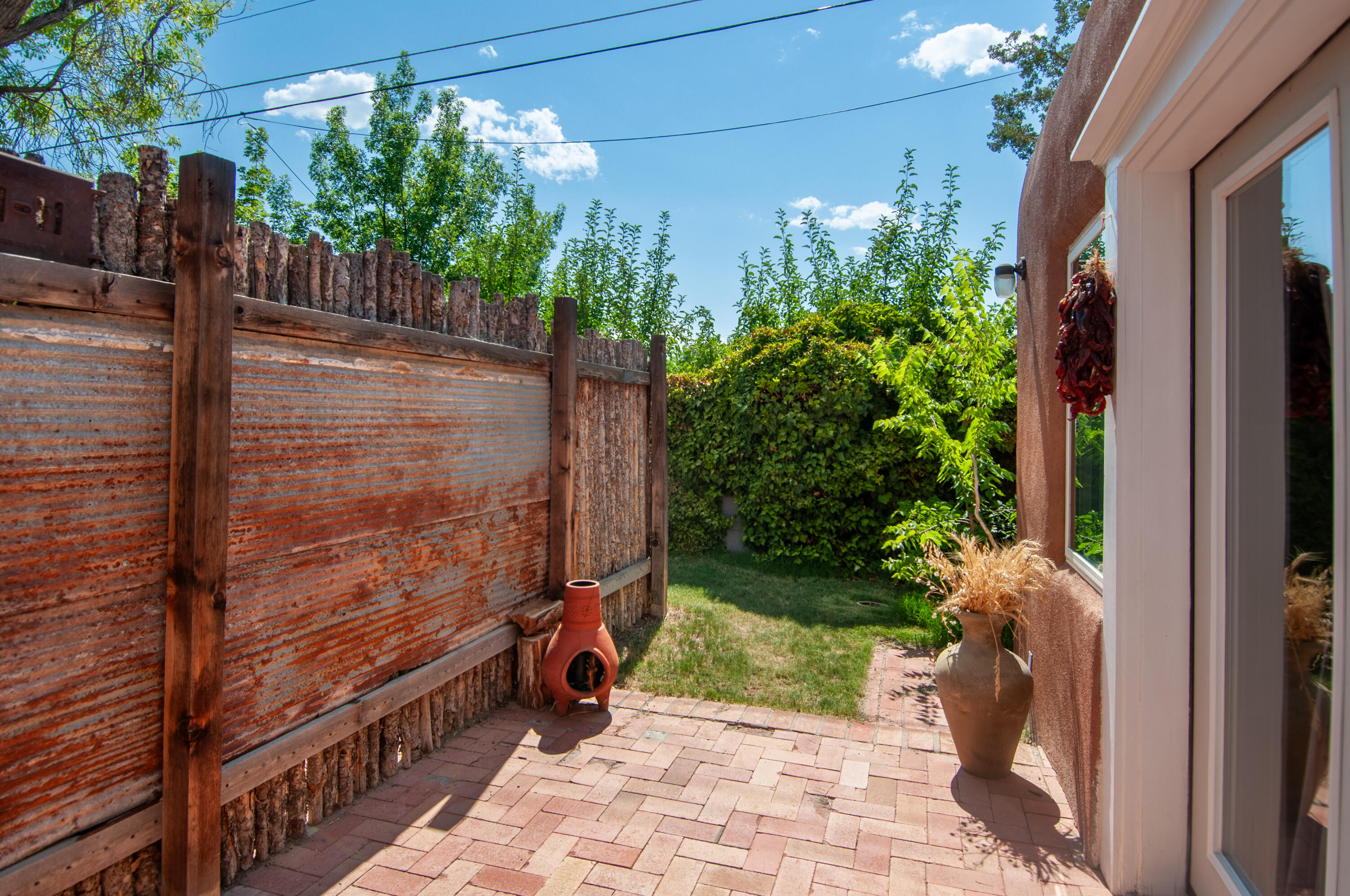 929 AVENIDA ESTRELLITA NE