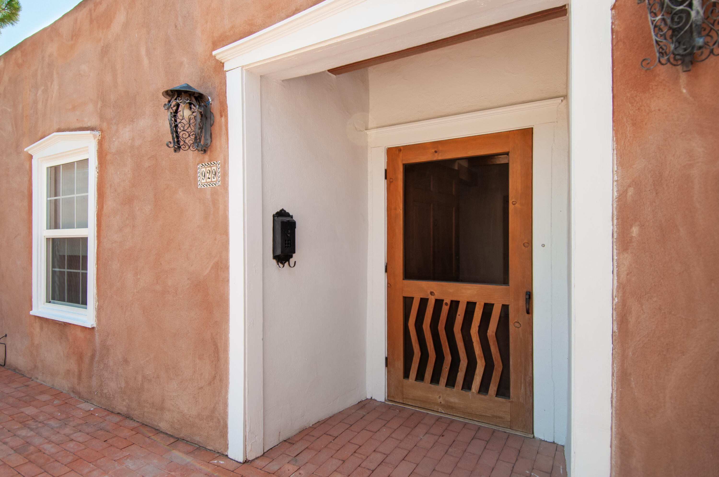 929 AVENIDA ESTRELLITA NE