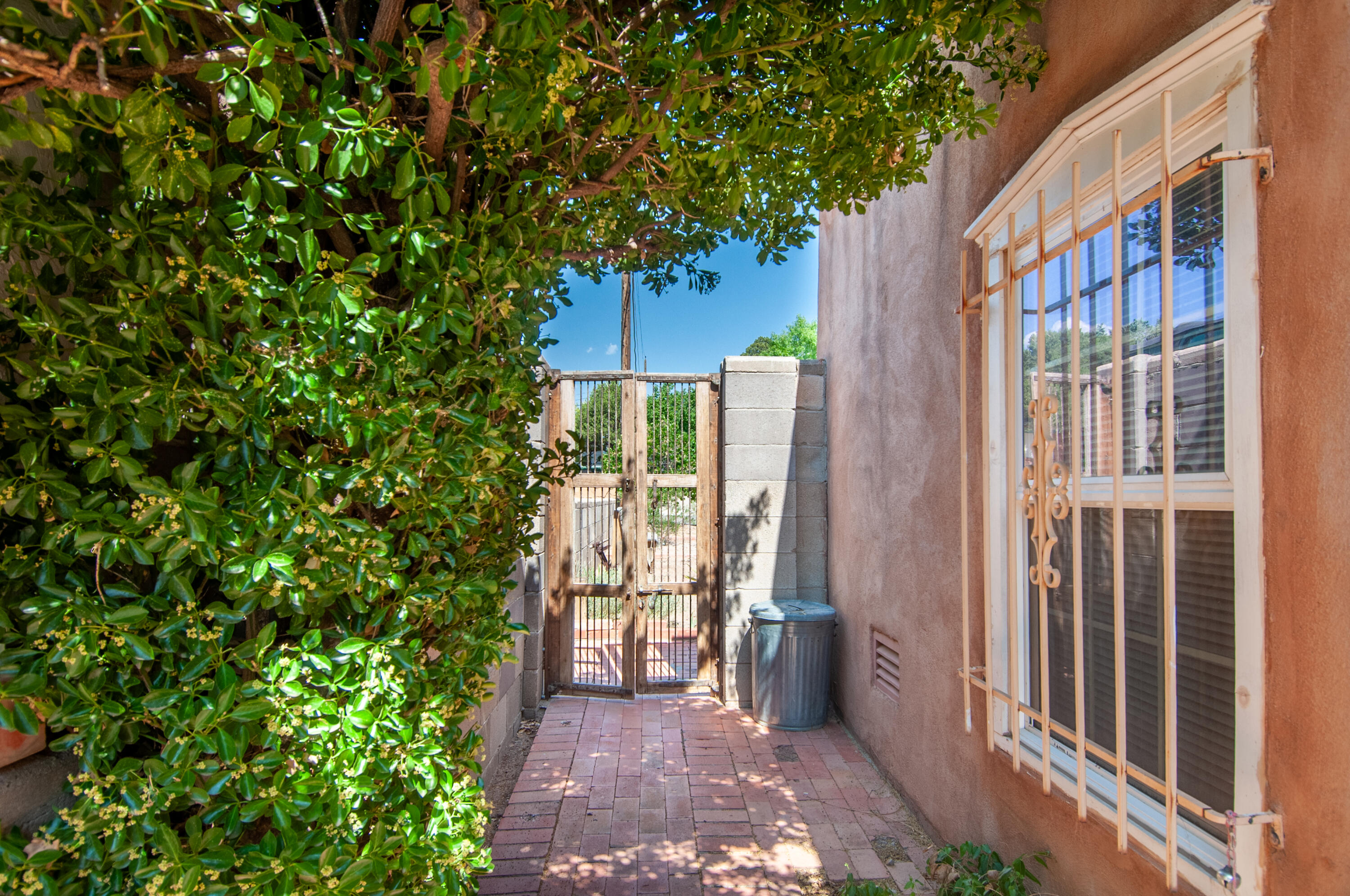 929 AVENIDA ESTRELLITA NE