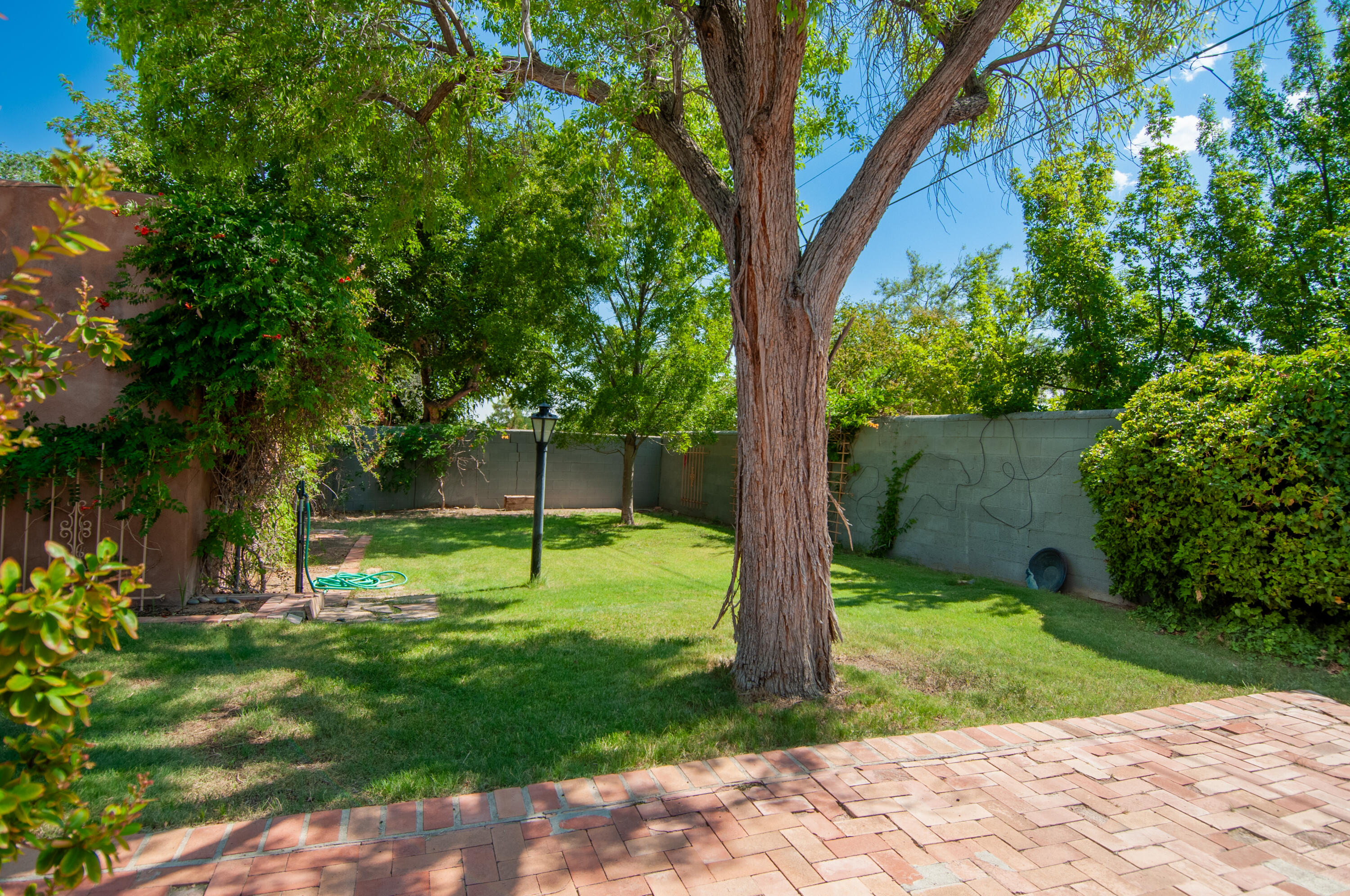 929 AVENIDA ESTRELLITA NE