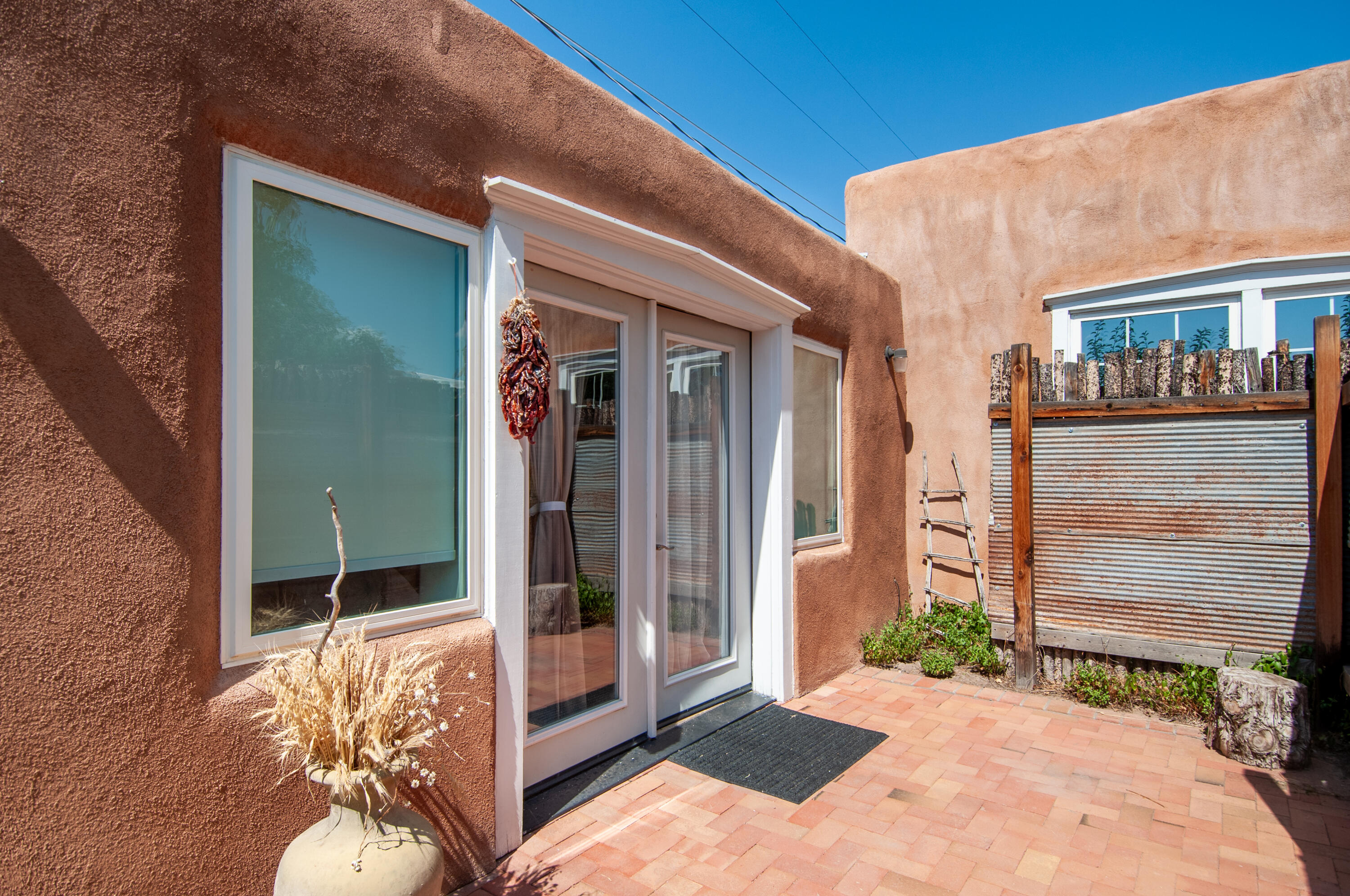 929 AVENIDA ESTRELLITA NE