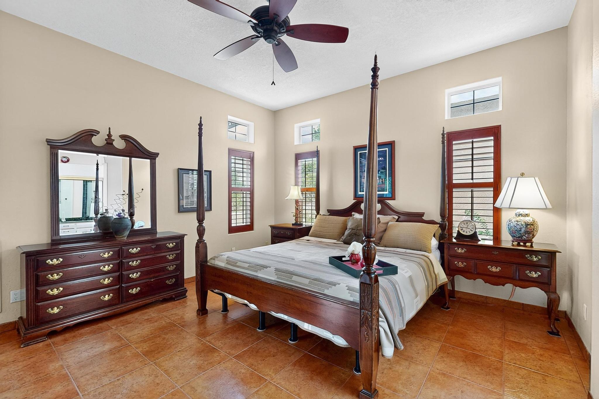 5704 PEPPERTREE Place NE