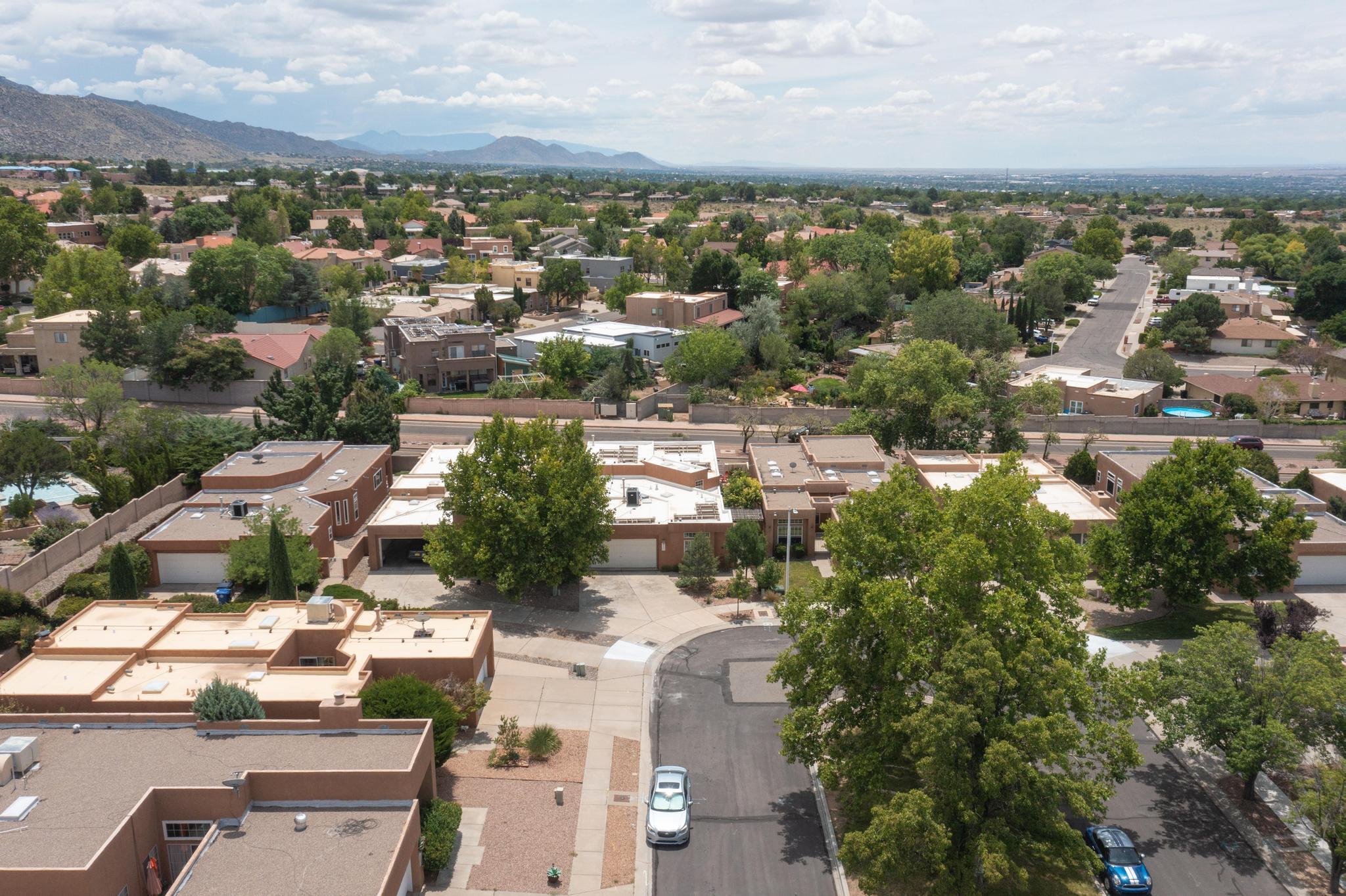 5704 PEPPERTREE Place NE