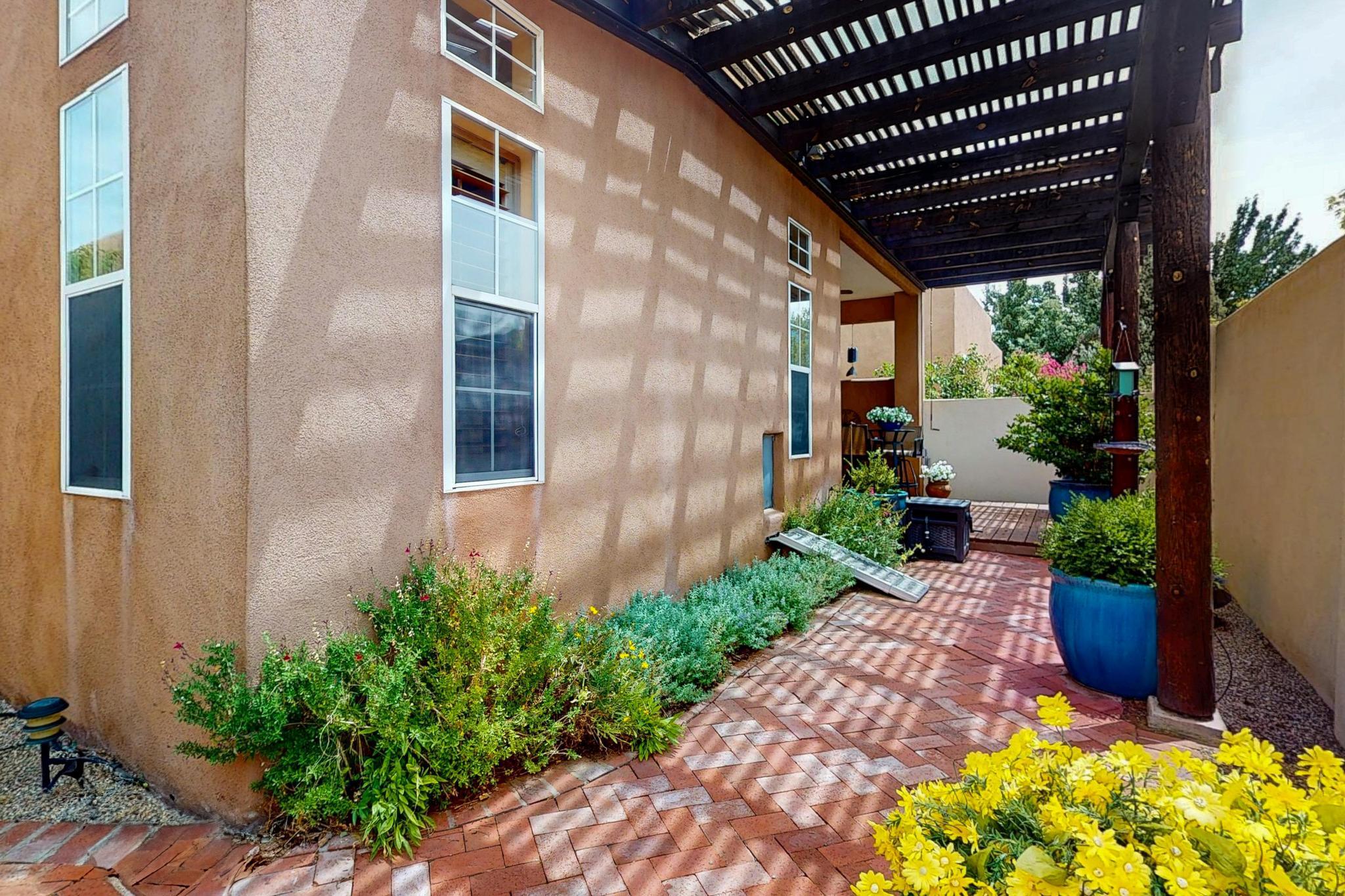 5704 PEPPERTREE Place NE