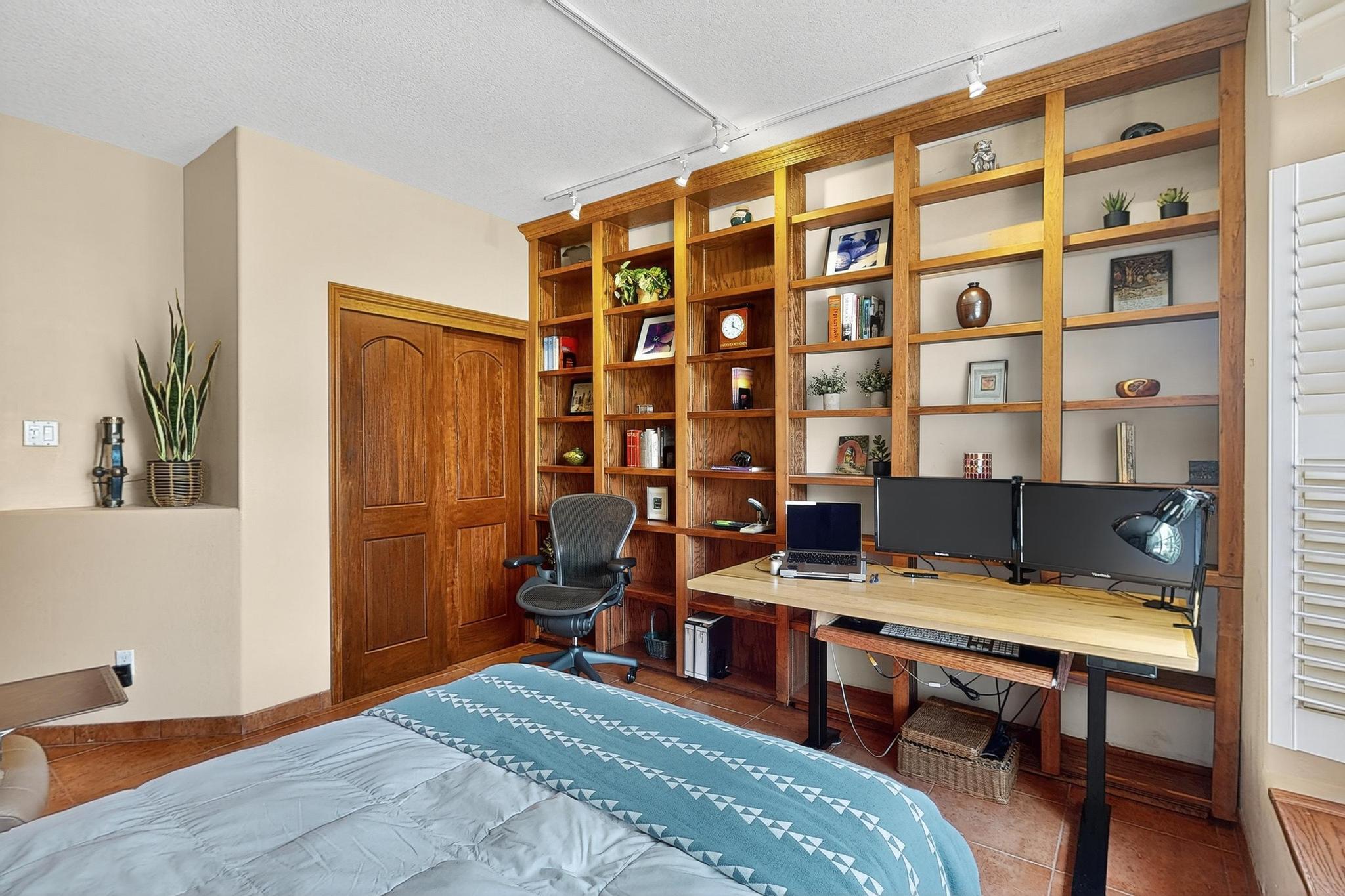 5704 PEPPERTREE Place NE