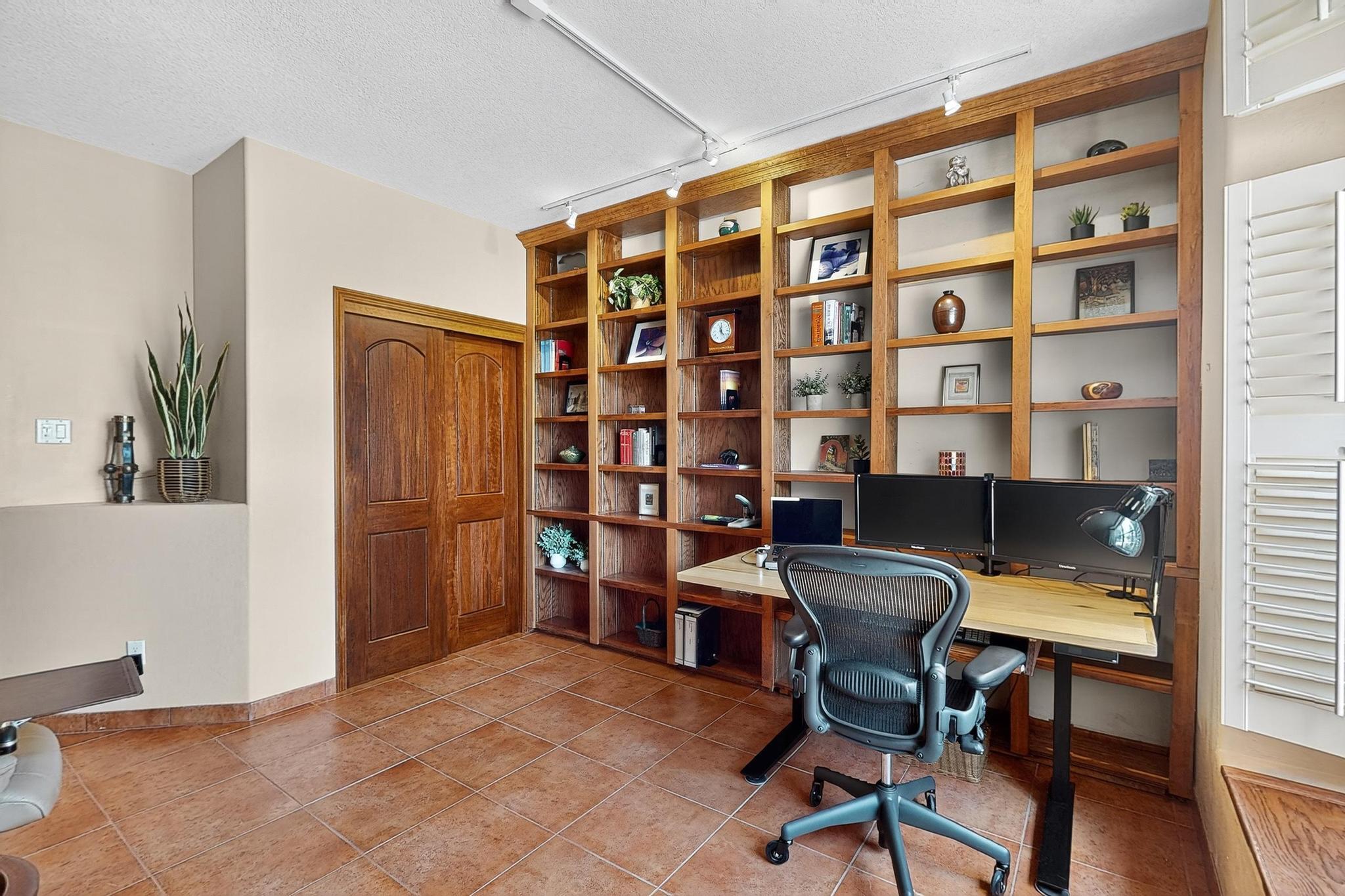 5704 PEPPERTREE Place NE