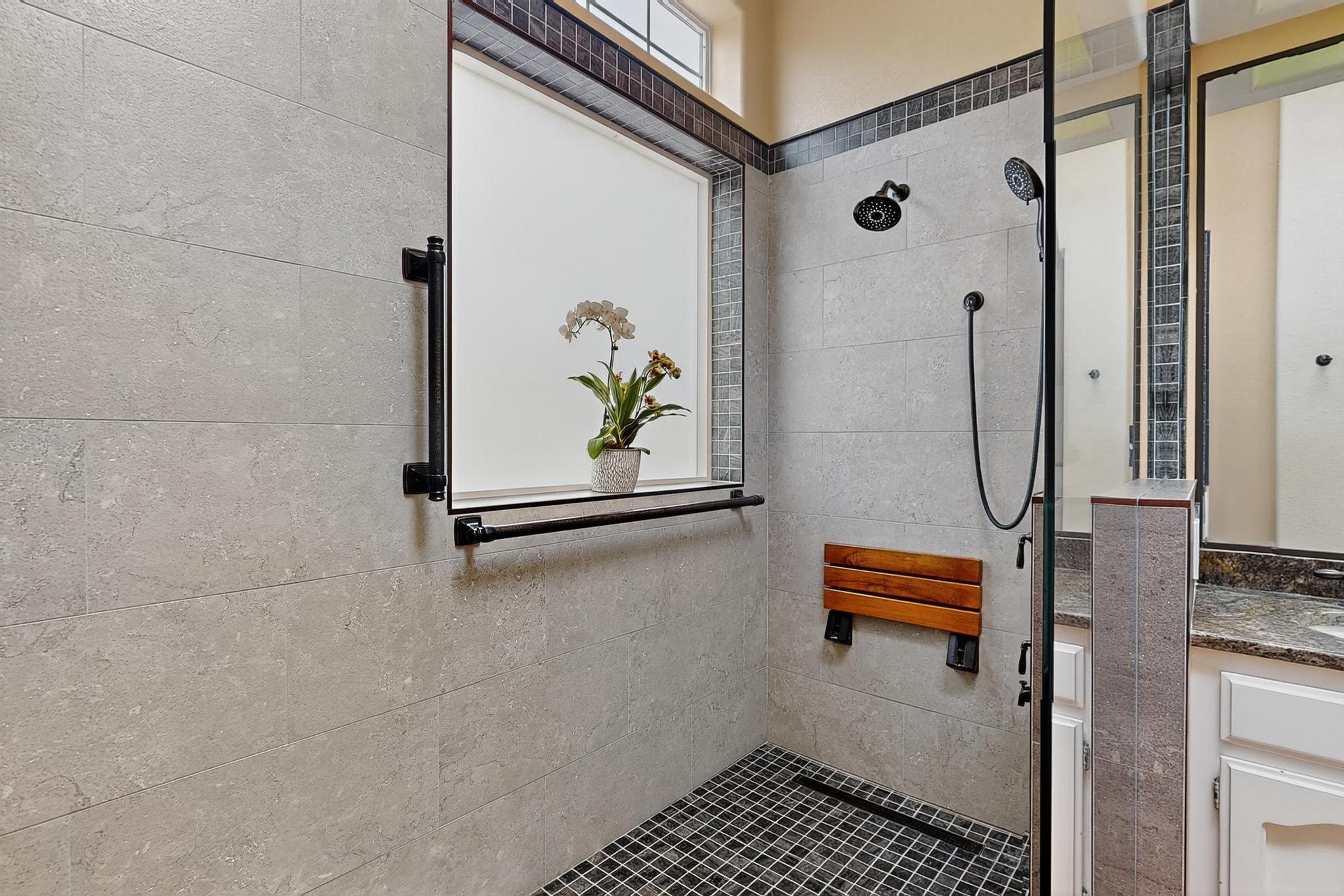 5704 PEPPERTREE Place NE